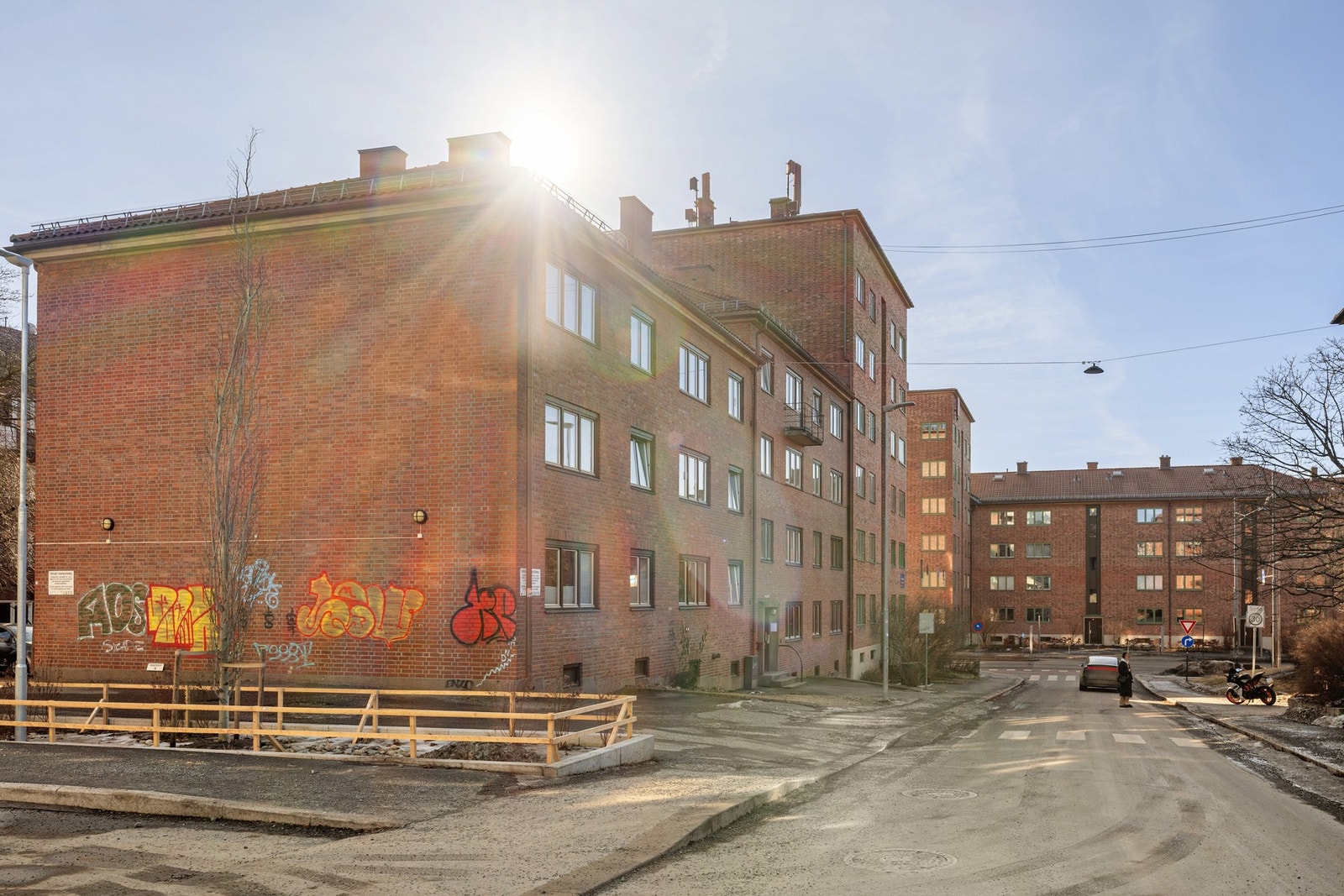 Leiligheten har en svært sentral beliggenhet. Sameiet disponerer 14 parkeringsplasser som tildeles etter venteliste, og det er for øvrig gode muligheter for beboerparkering i gatene rett utenfor. Galleribilde