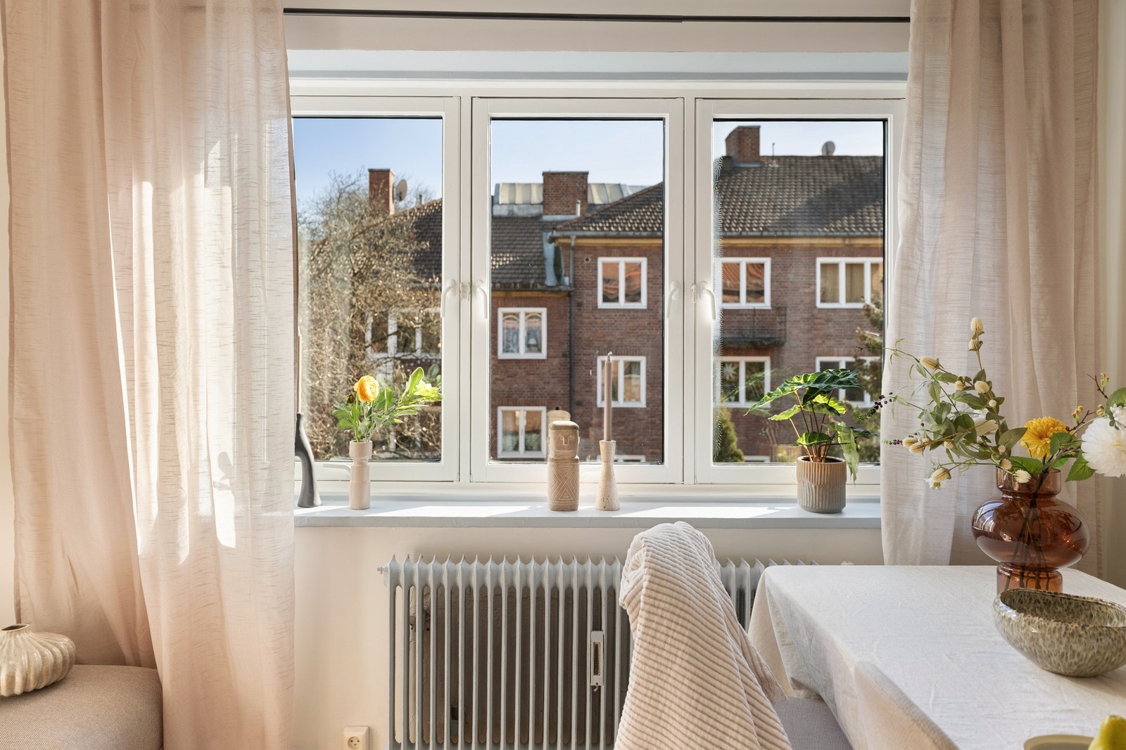 Store vindusflater lar dagslyset fylle stuen og gir en luftig og behagelig atmosfære. Galleribilde