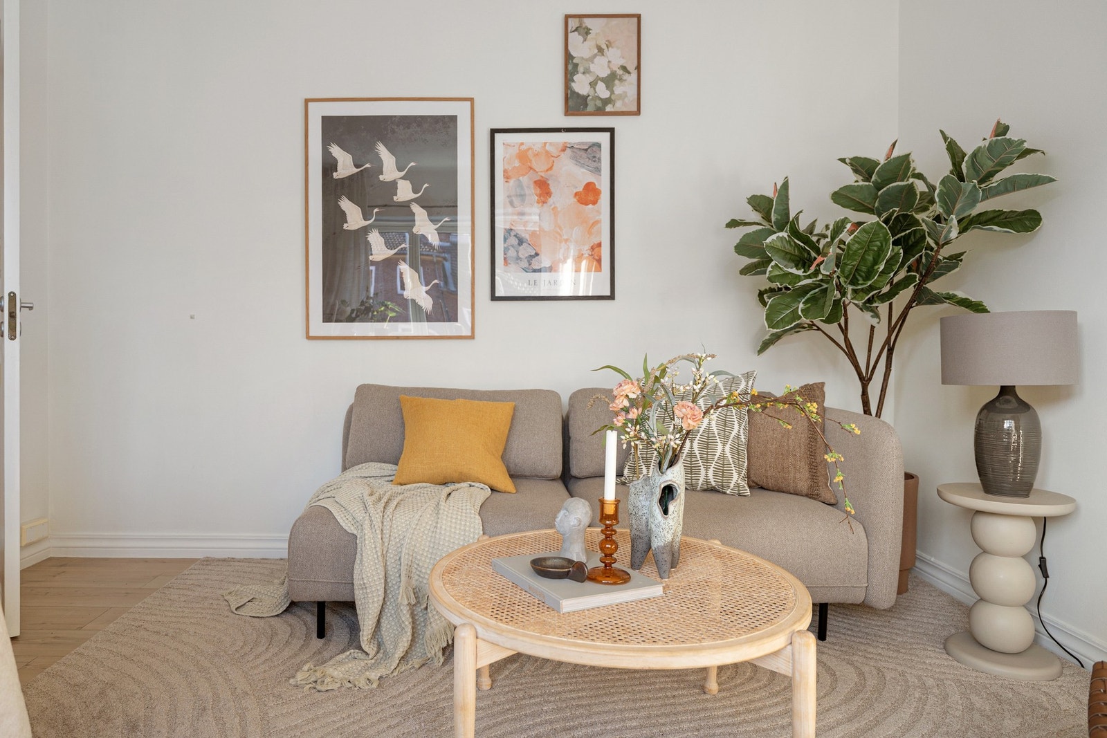 Denne selveierleiligheten er det perfekte førstegangskjøp eller utleieobjekt. Her får du et hjem med nærhet til byliv og alt du trenger. Galleribilde