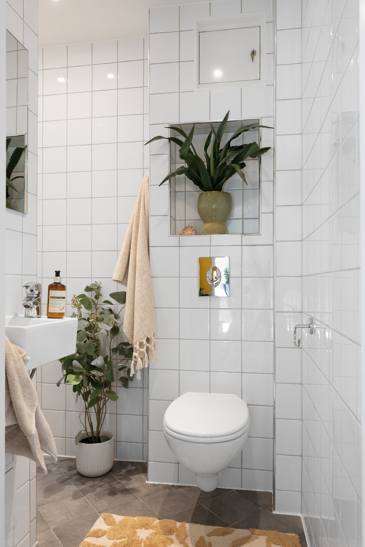 Lyst og pent flislagt bad pusset opp i 2012. Galleribilde