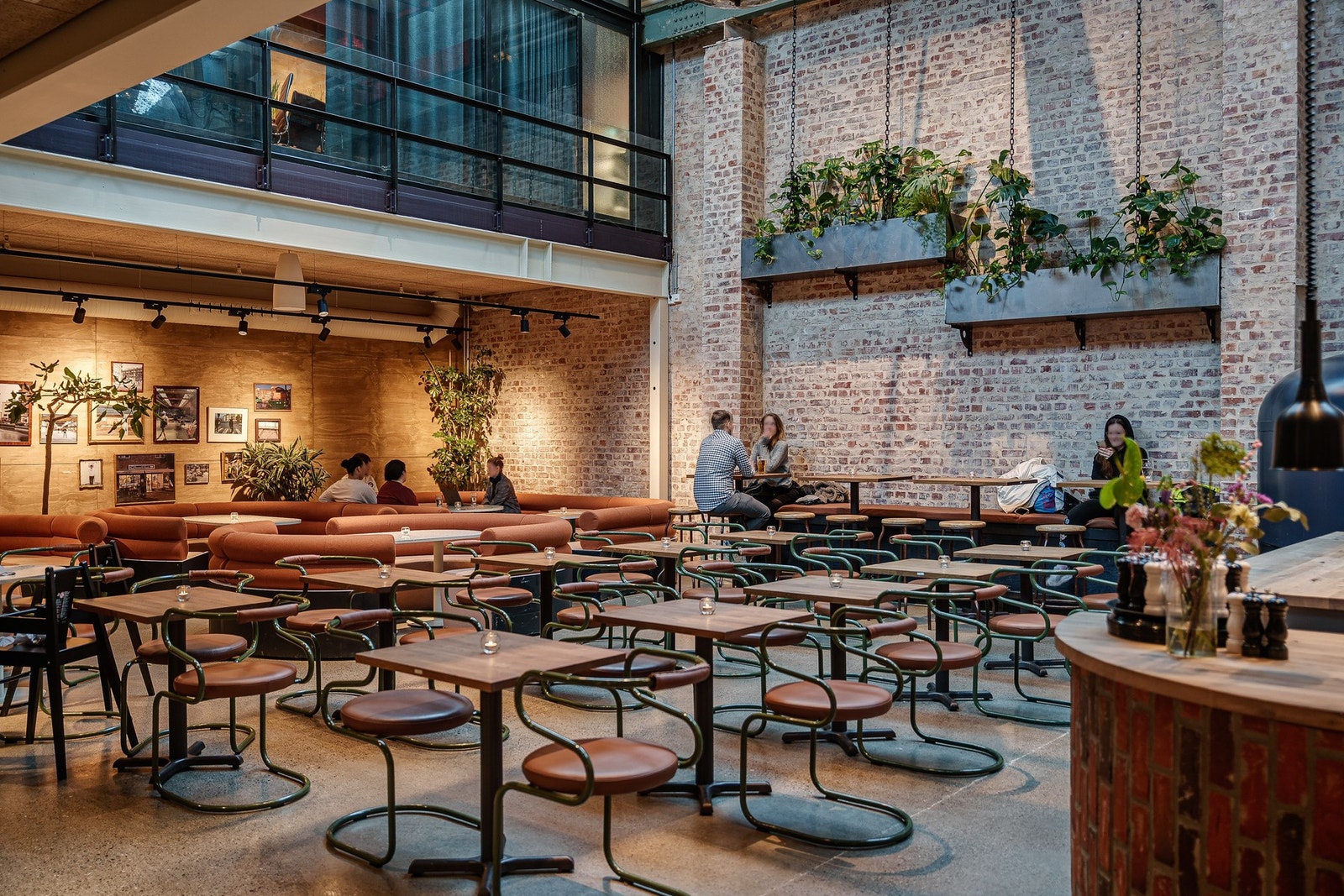 I 2024 åpnet også Carls, nesten 3000 m² med kafé og bar, restaurant, uteservering, vinbar og to store arrangementsrom. Galleribilde