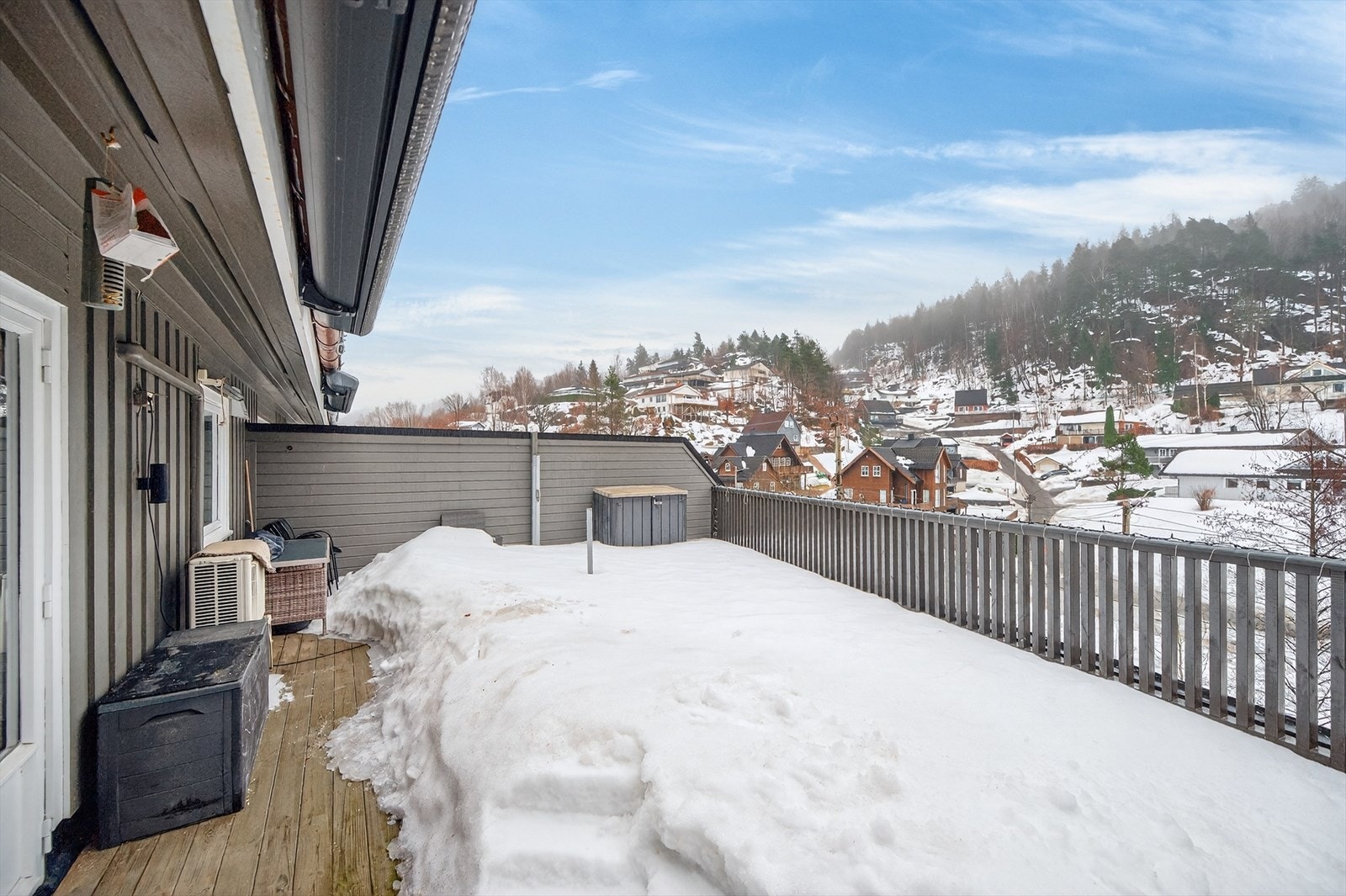 Skjermet terrasse med stor markise Galleribilde