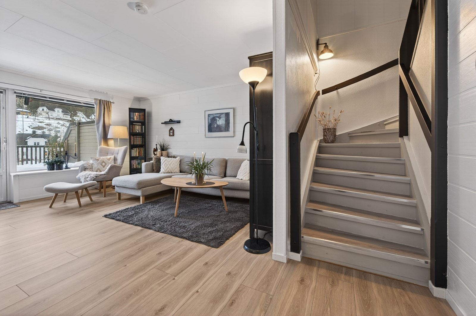 Lukket trapp til loft Galleribilde