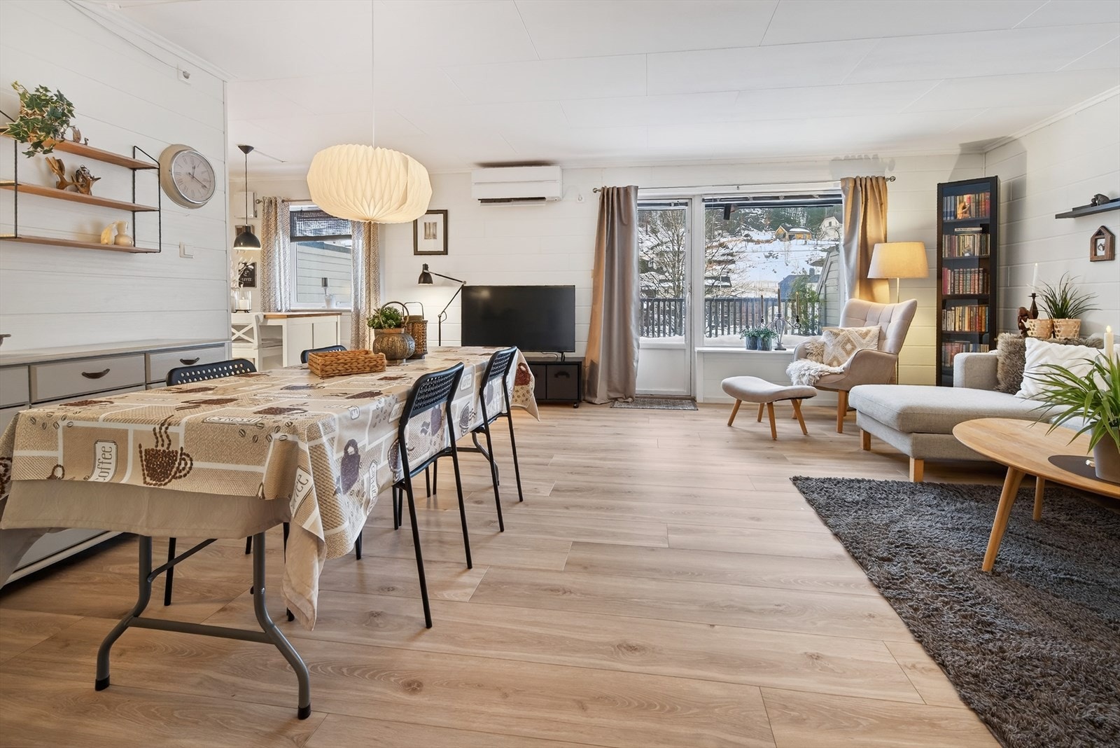 Oppgradert hovedetasje med varmepumpe og nyere laminatgulv Galleribilde