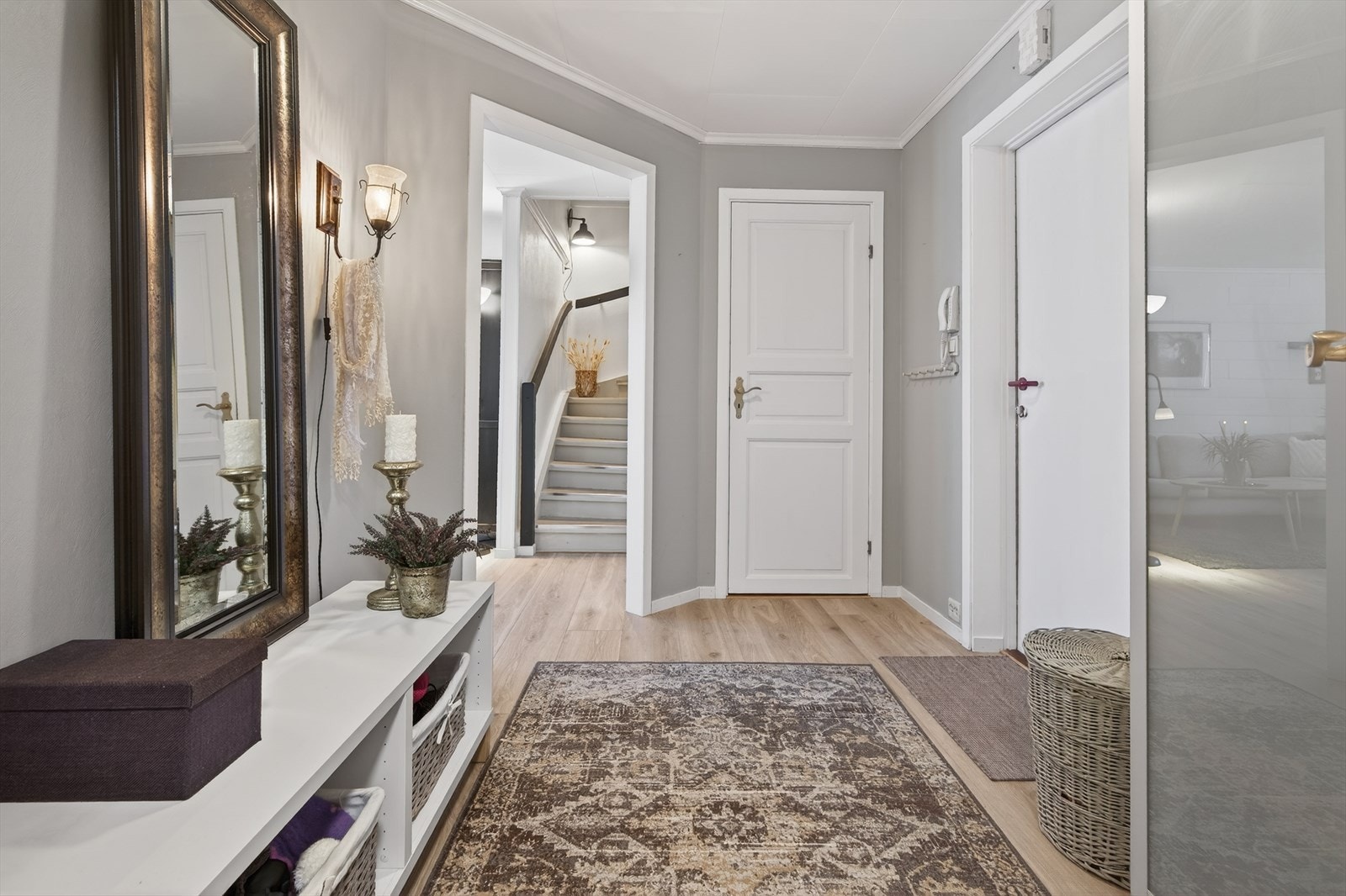 Entré/gang med garderobe og inngang til bod Galleribilde