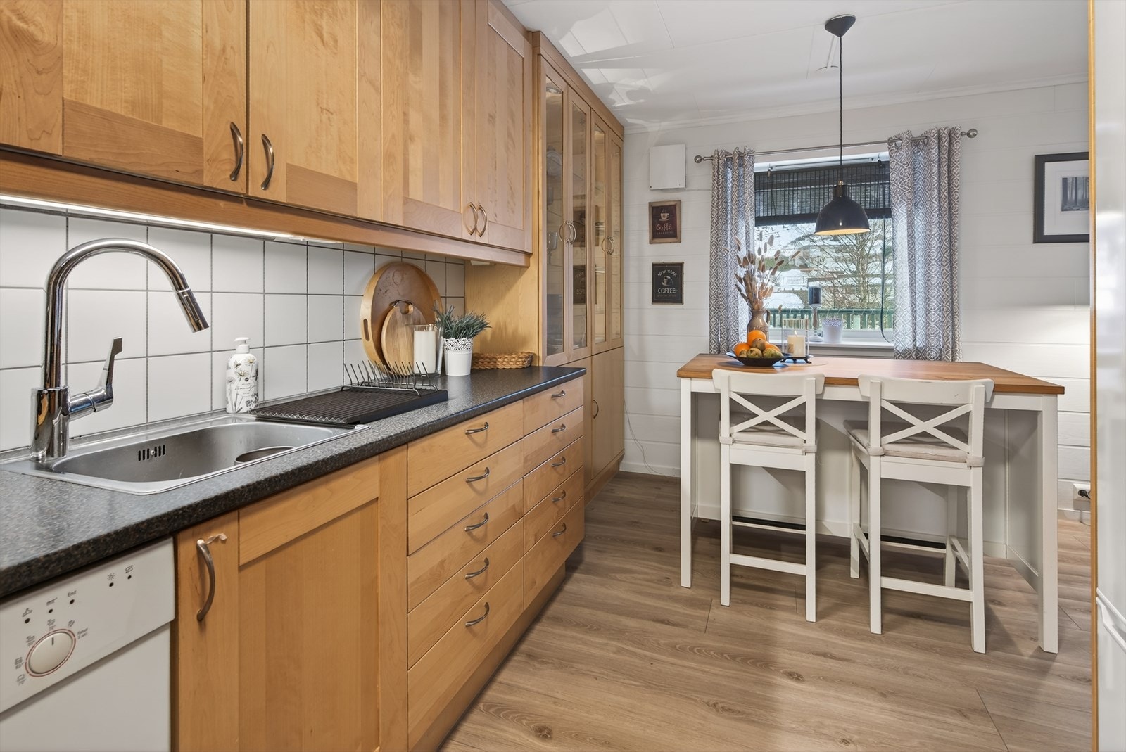 Rikelig skap- og benkeplass Galleribilde