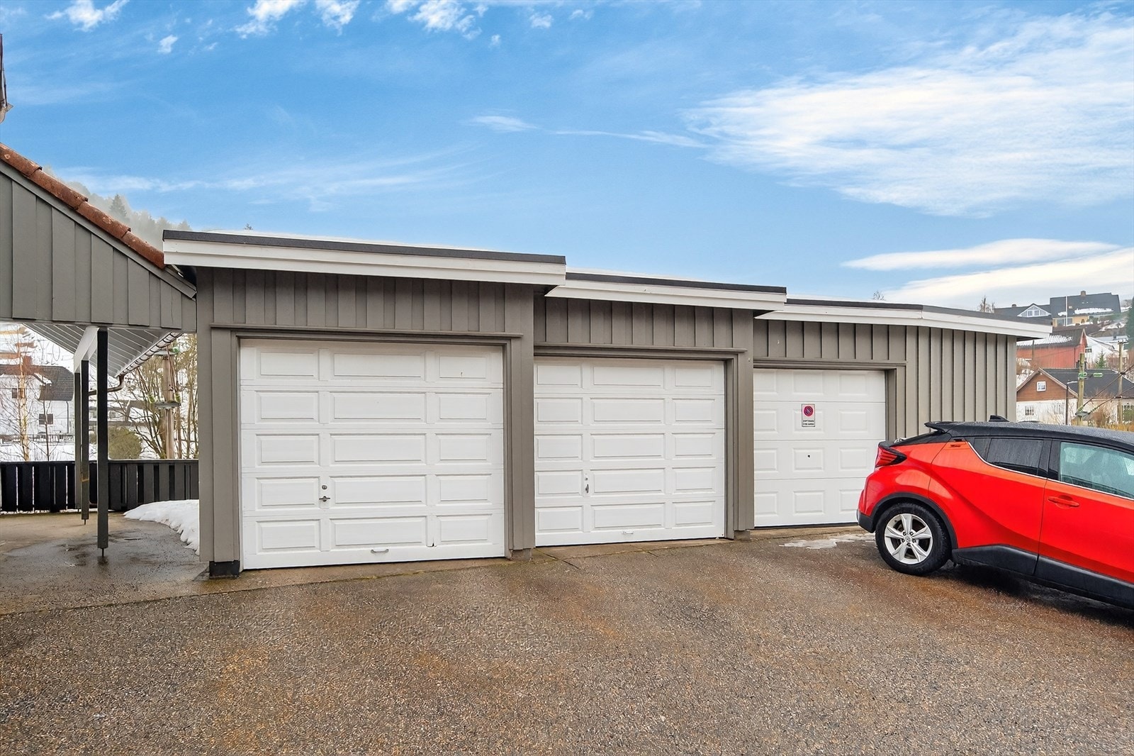 Egen garasje og biloppstillingsplass til leiligheten Galleribilde