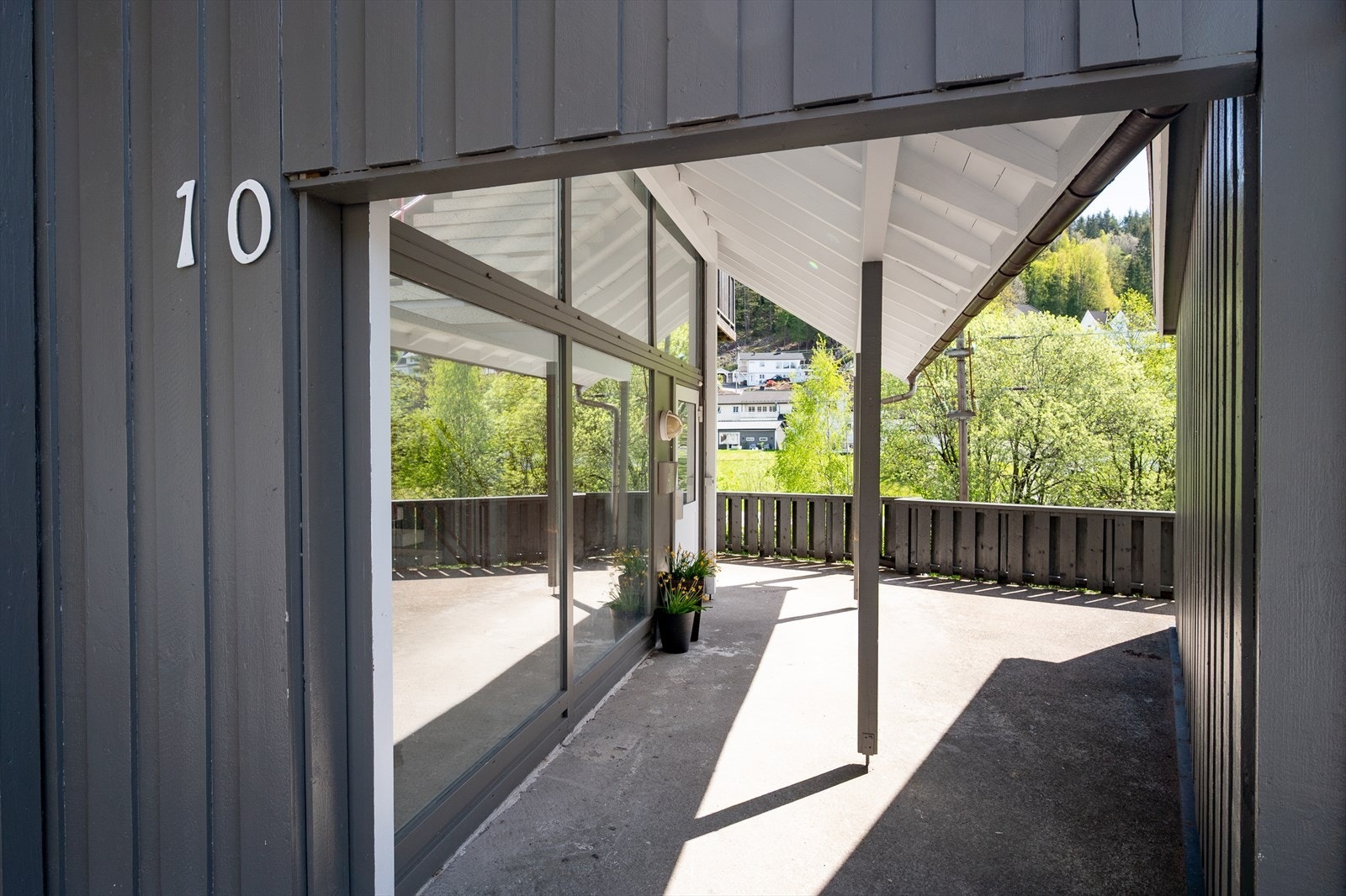 Takoverbygd inngangsparti med heis opp til leilighetens etasje Galleribilde