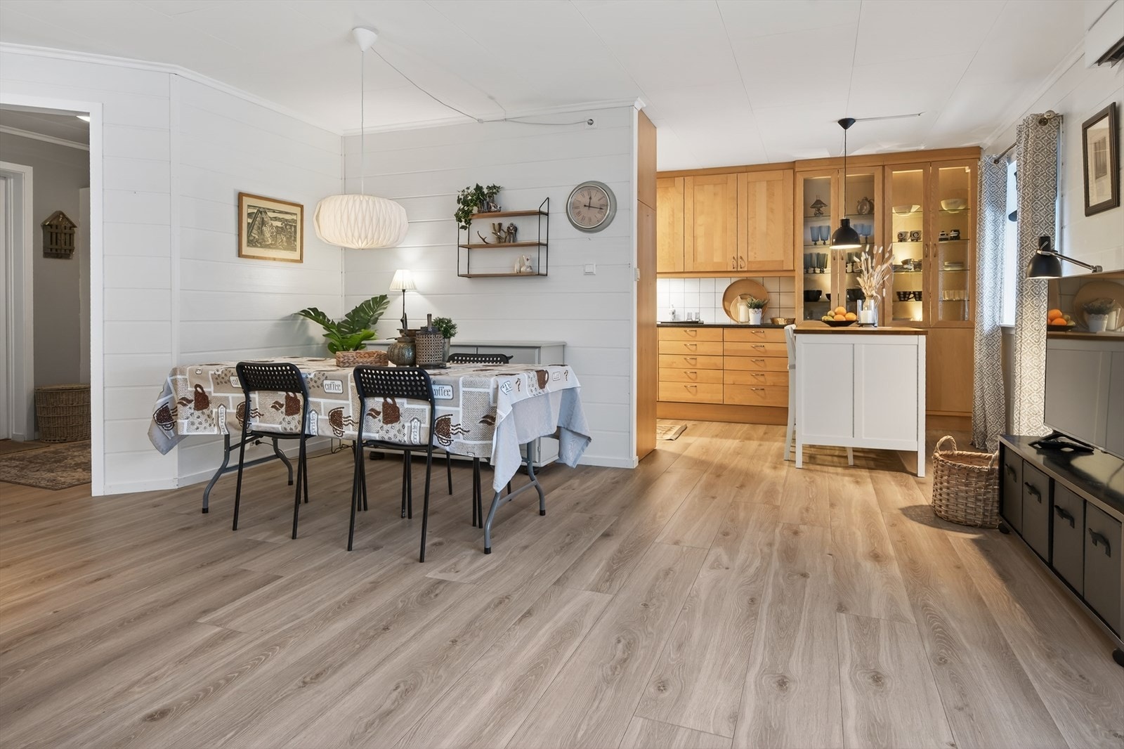 Delvis åpen løsning mellom stue og kjøkken Galleribilde