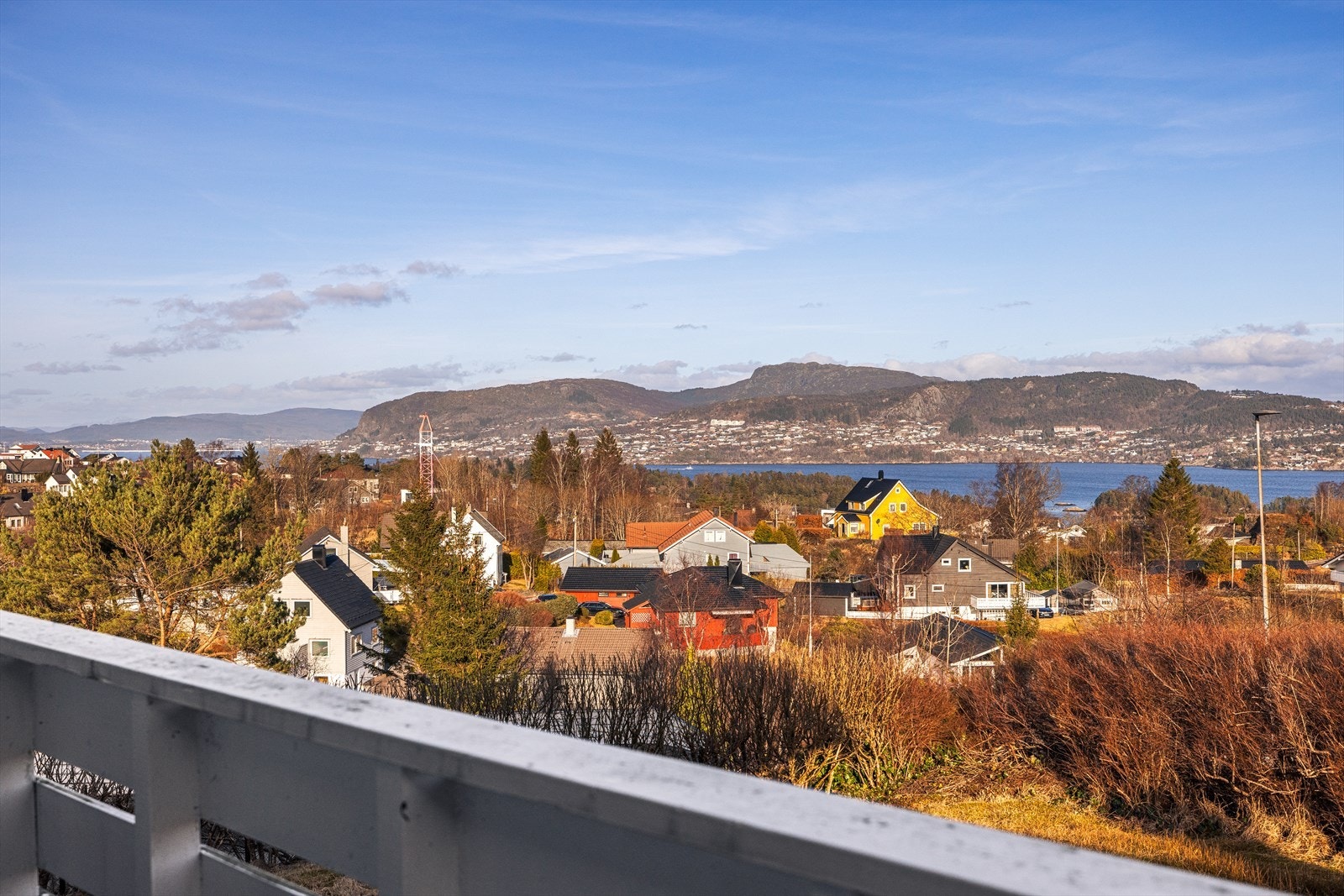 Eiendommen har en god og sentral beliggenhet på Slettenfeltet på Erdal. Galleribilde