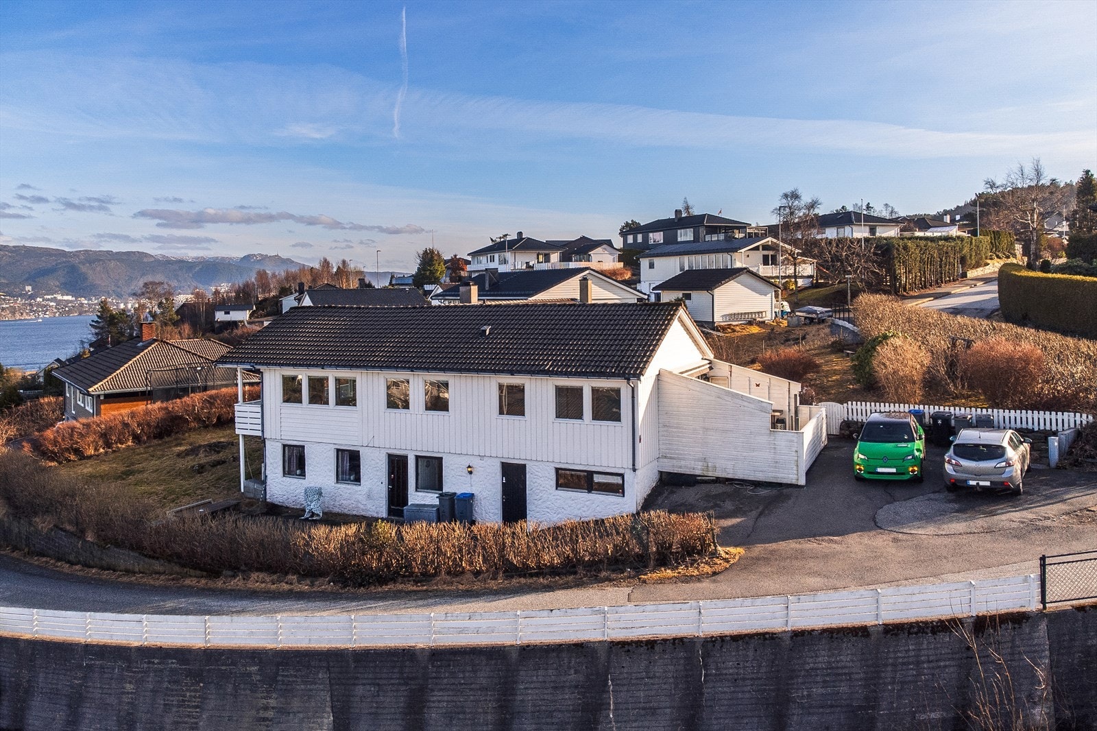 Eiendommen har parkering på egen tomt med plass til flere biler. Galleribilde