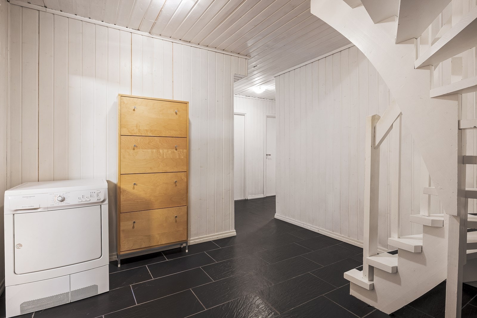 Ned trappen kommer man til underetasje hoveddel. Galleribilde