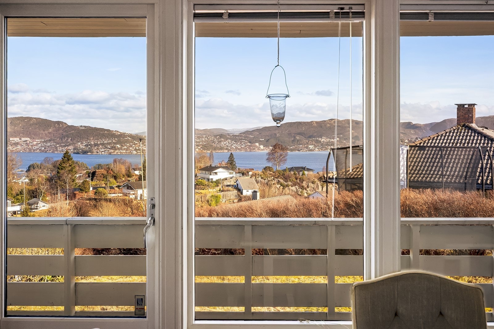 Fra stuen har man en flott sjøutsikt over Byfjorden. Galleribilde