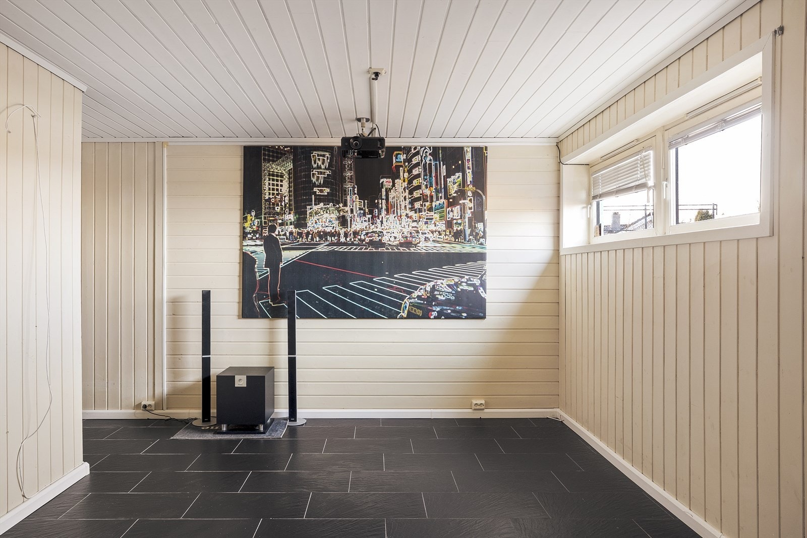 Underetasje hoveddel inneholder: gang m/trapp, 2 stk. vaskekjellere, 6 stk. boder og kjellerstue. Kjellerstuen er ikke godkjent. Galleribilde