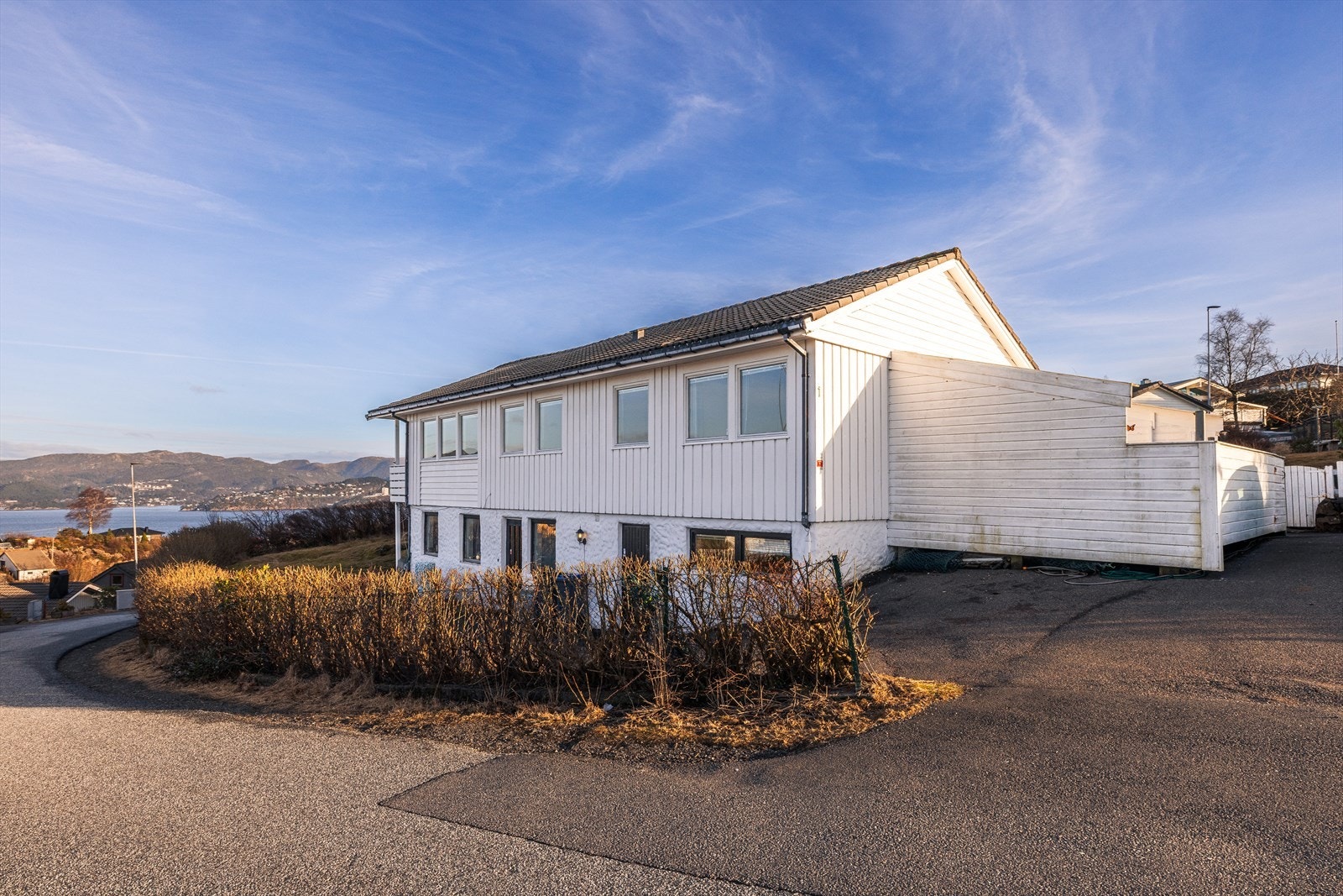 Boligen ligger relativt høyt i terrenget med gode solforhold og utsikt mot sjøen. Galleribilde