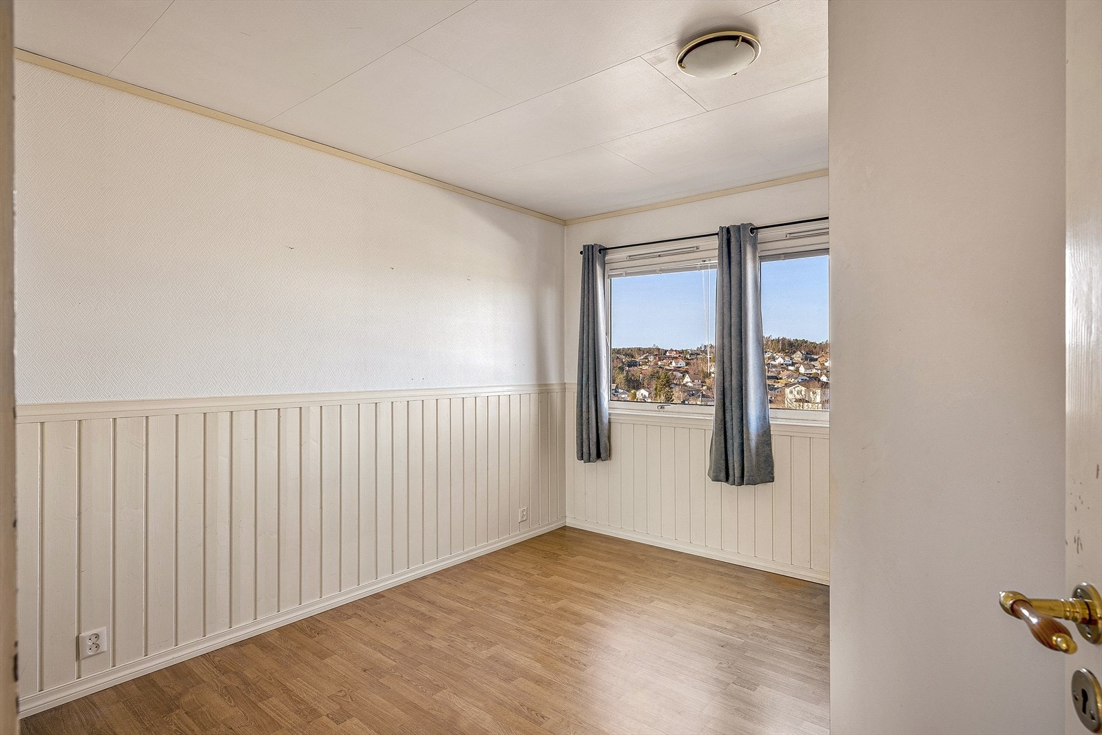 Hoveddelen i 1. etasje har to romslige soverom. Galleribilde