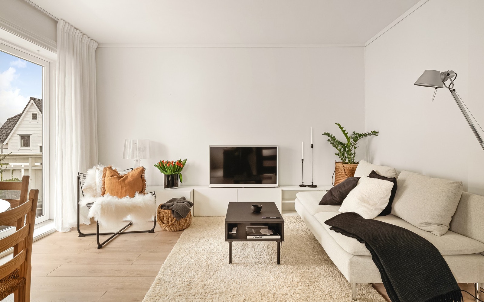 Vi tar turen videre inn til den åpne stue/kjøkken løsningen på 22,3 kvm. Galleribilde