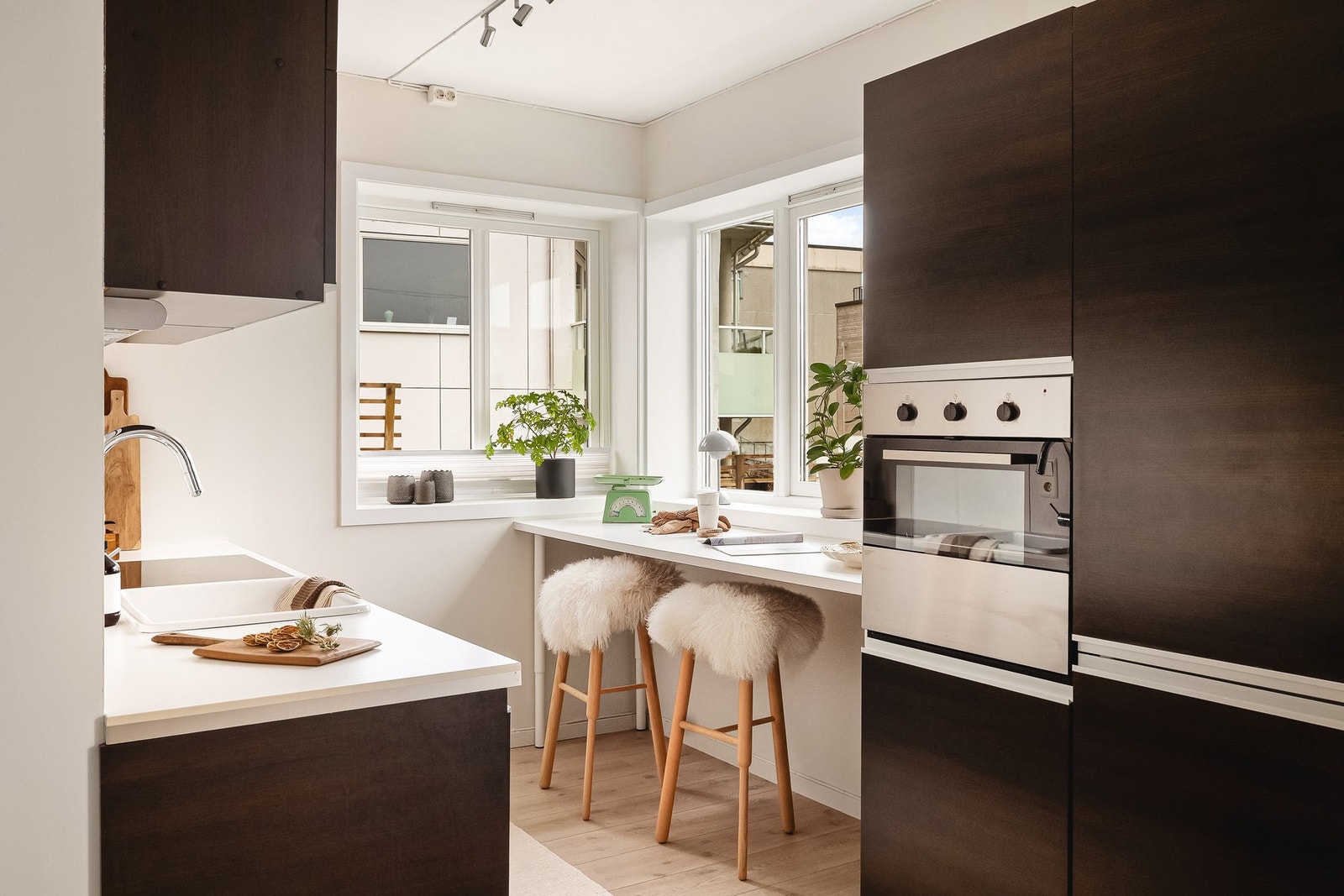 Det er laget til en hyggelig sone hvor man kan nyte morgenkaffen, eller bruke det som ekstra arbeidsplass på kjøkkenet. Galleribilde