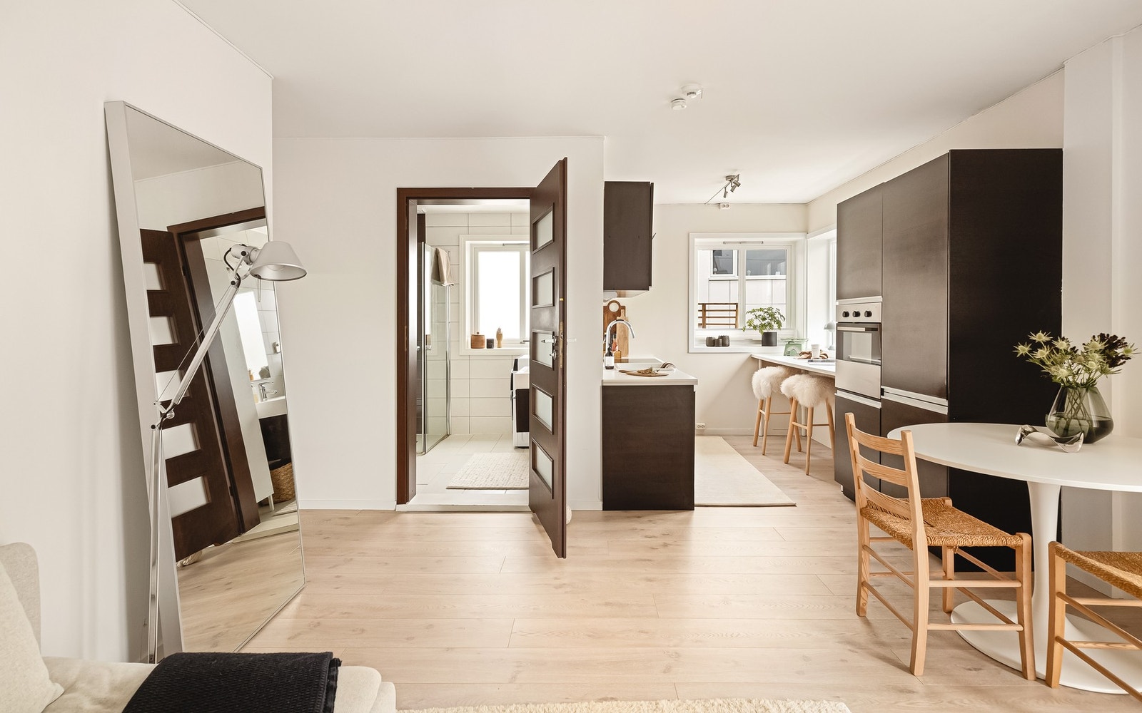 Rommet har en praktisk utforming som gjør det enkelt å møblere. Galleribilde