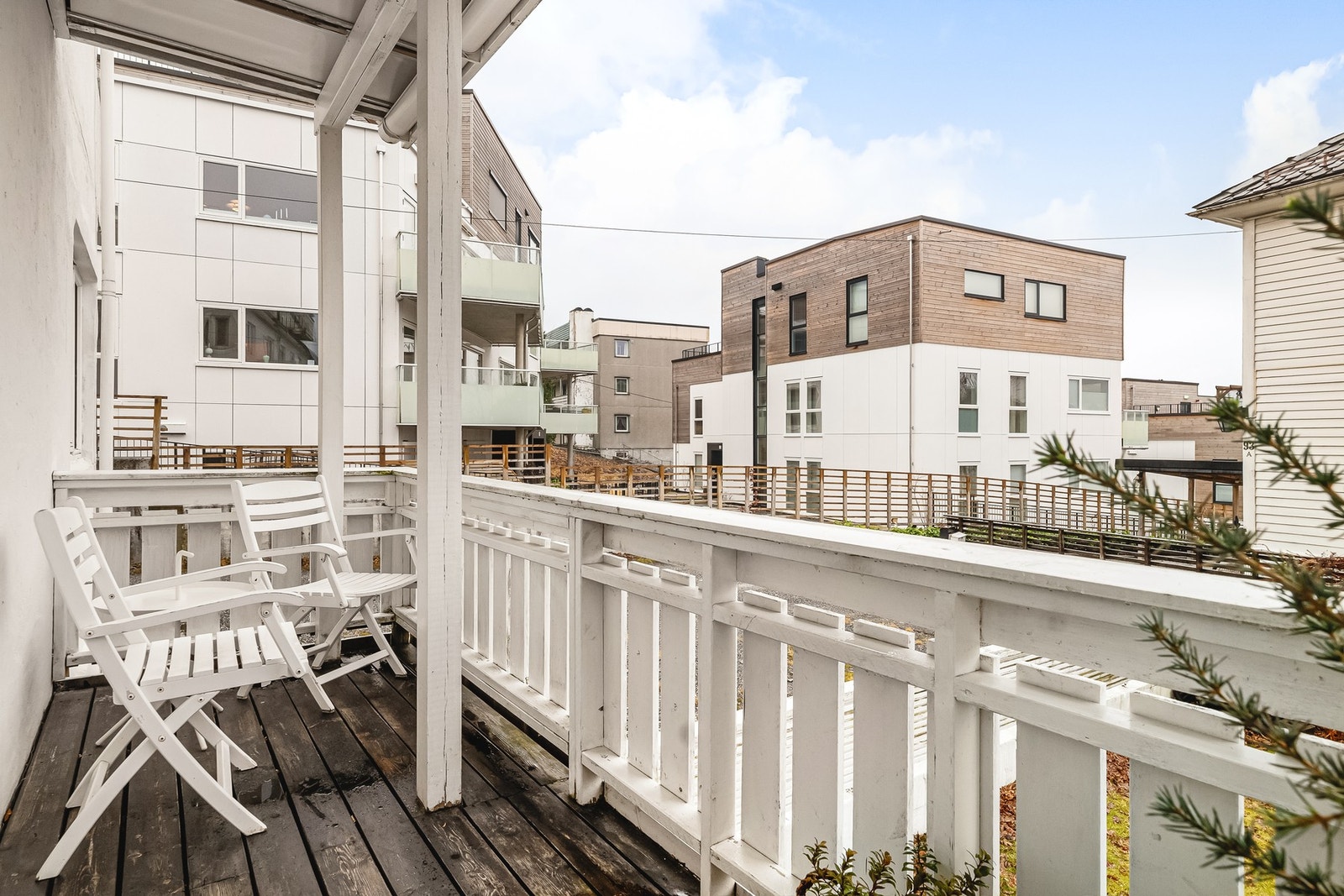 Fra stuen er det utgang til terrasse på 5,6 kvm. Terrassen er vestvendt og byr på gode solforhold. Galleribilde