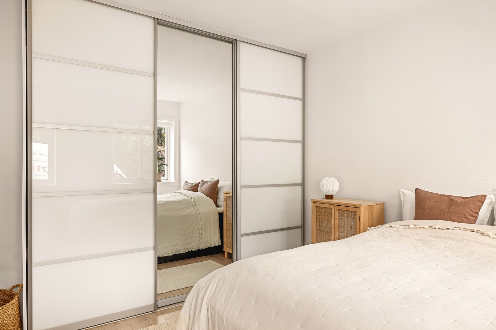 Rommet har en stor skyvedørsgarderobe med god plass. Galleribilde