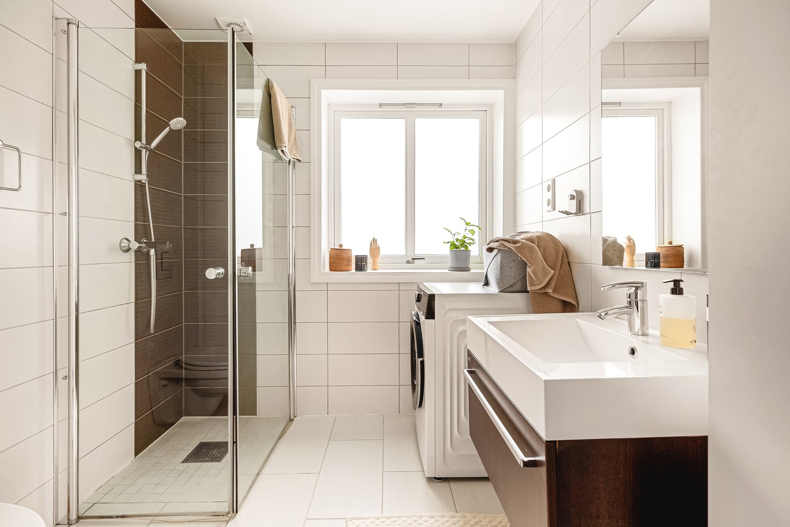 Leilighetens baderom er helfliset og måler 4,2 kvm. Galleribilde