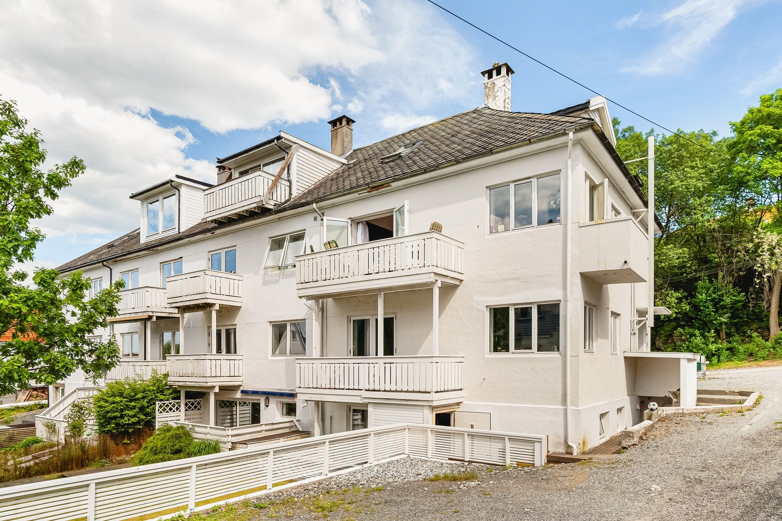 Fast parkeringsplass like utenfor boligen. Galleribilde