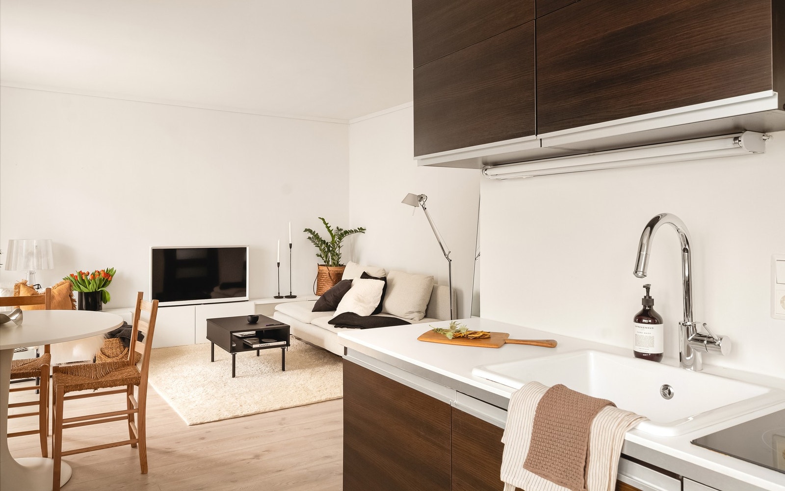 Lekker kjøkkeninnredning med slette fronter, laminat benkeplate, over benkeplaten er det benyttet malte flater, oppvaskkum og ventilator. Galleribilde