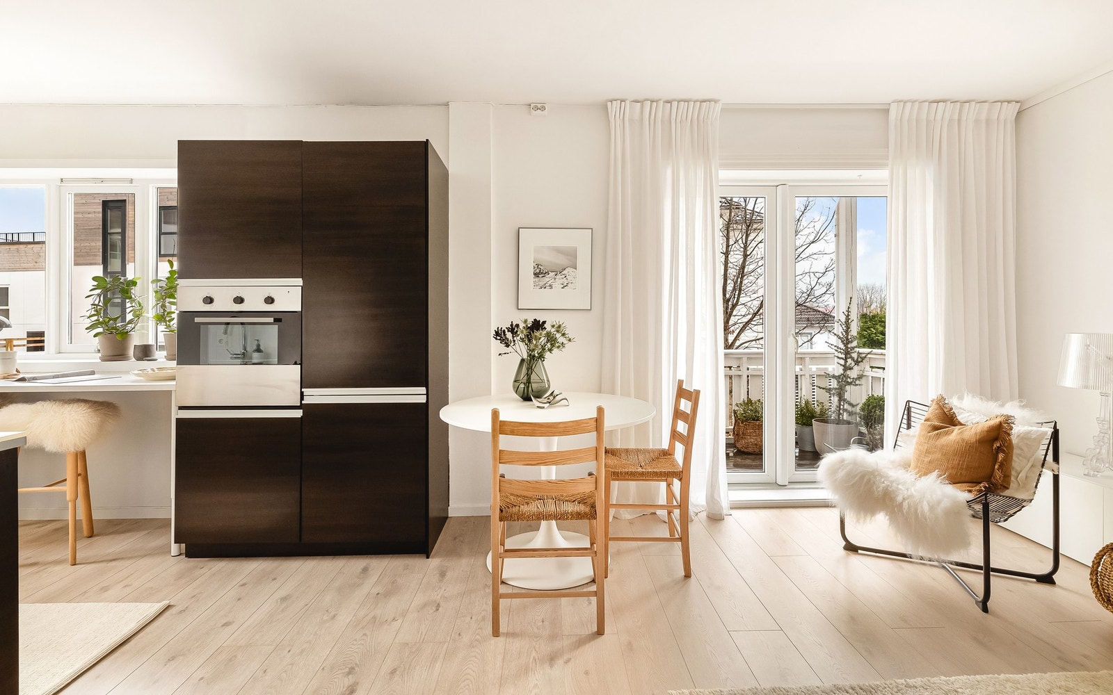 Det er plass til sofa, stuebord og en hyggelig spisegruppe. Galleribilde