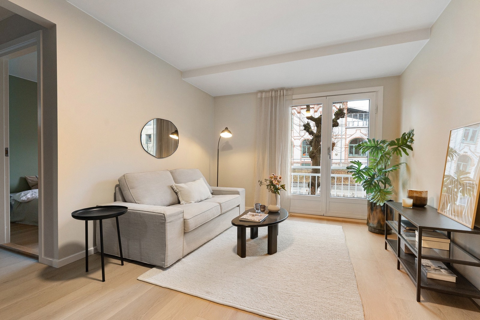 Luftig og åpen stue med god plass til sofagruppe og spisebord. Galleribilde