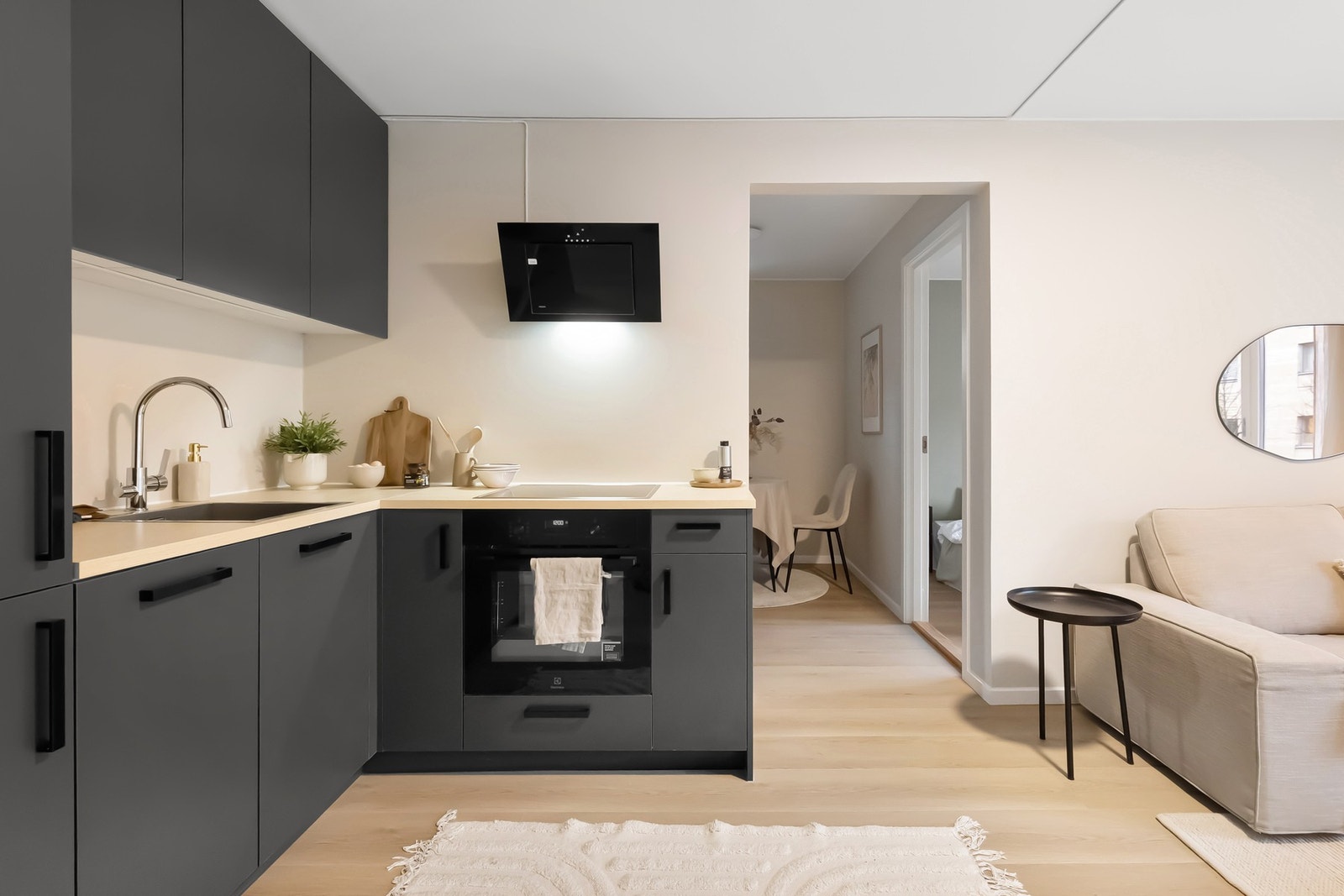 Lekkert kjøkken med alle hvitevarer integrert. Galleribilde