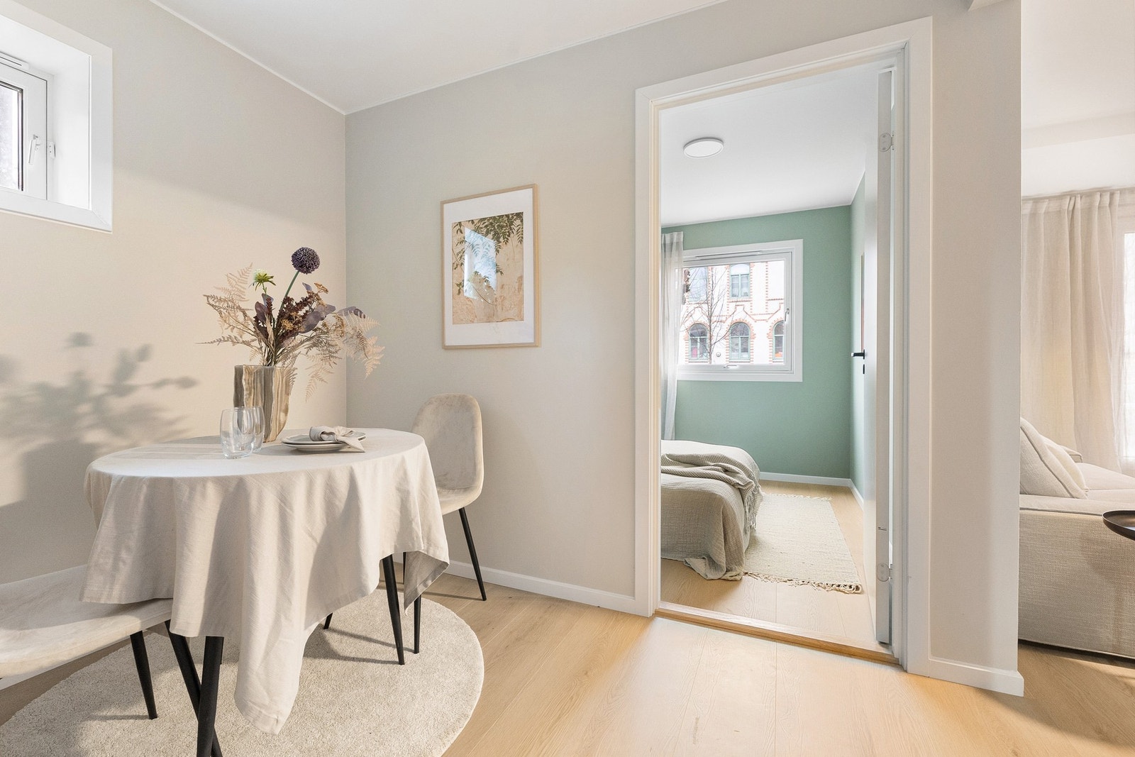 Spisestue eller egen walk-in closet mellom de to soverommene. Galleribilde