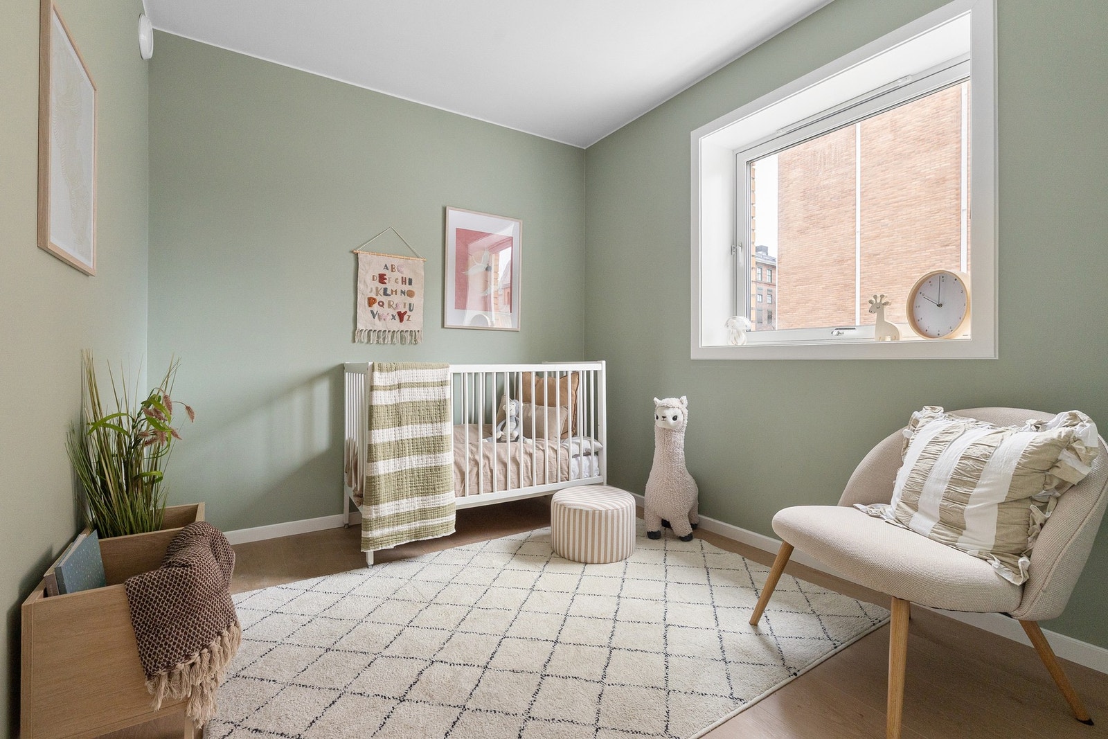 Leiligheten ligger på hjørnet med lysinnslipp fra to sider. Galleribilde