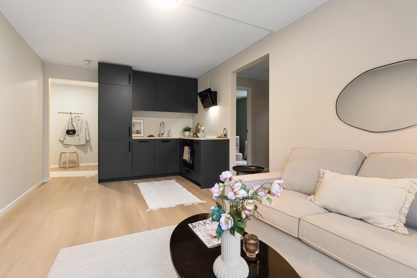 Kjøkkenet ligger i åpen og sosial løsning. Galleribilde