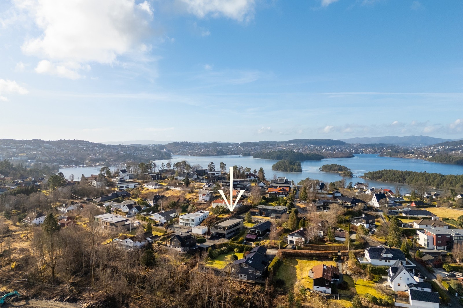 Det er kort vei til Trollhaugen, Gamlehaugen, Nordåsvannet og Skjoldabukten hvor det er badeplass. Galleribilde