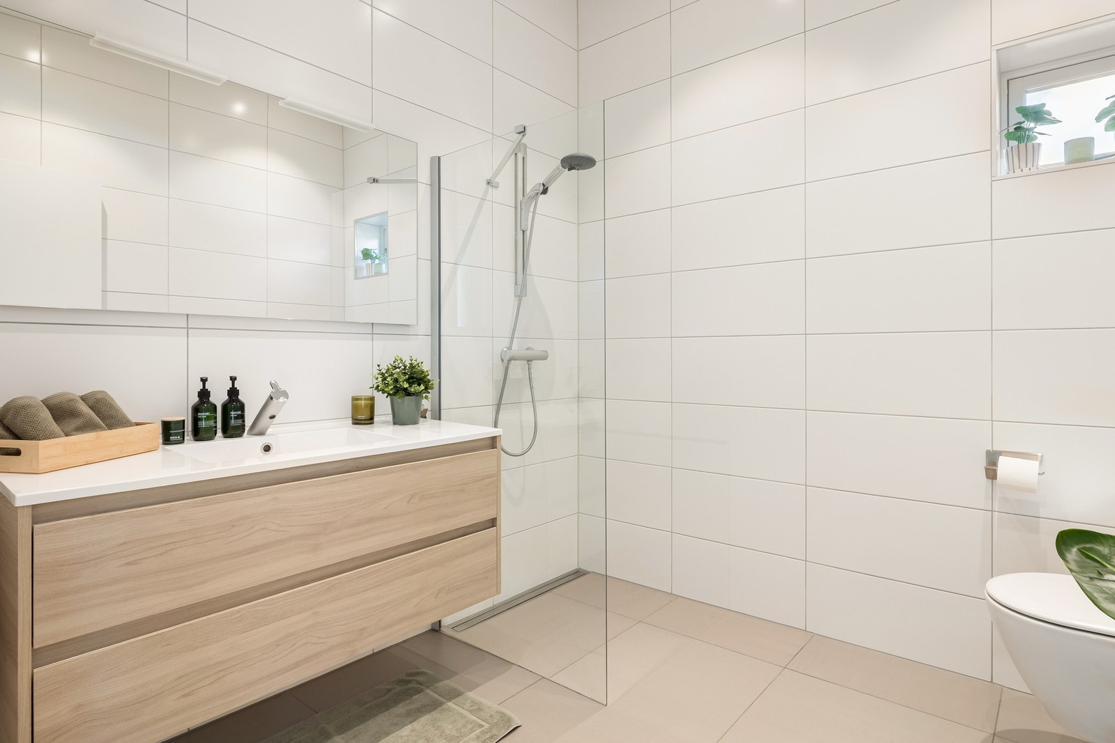 Boligen har også enda et bad i etasjen - både til de andre soverommene og gjestebruk! Galleribilde