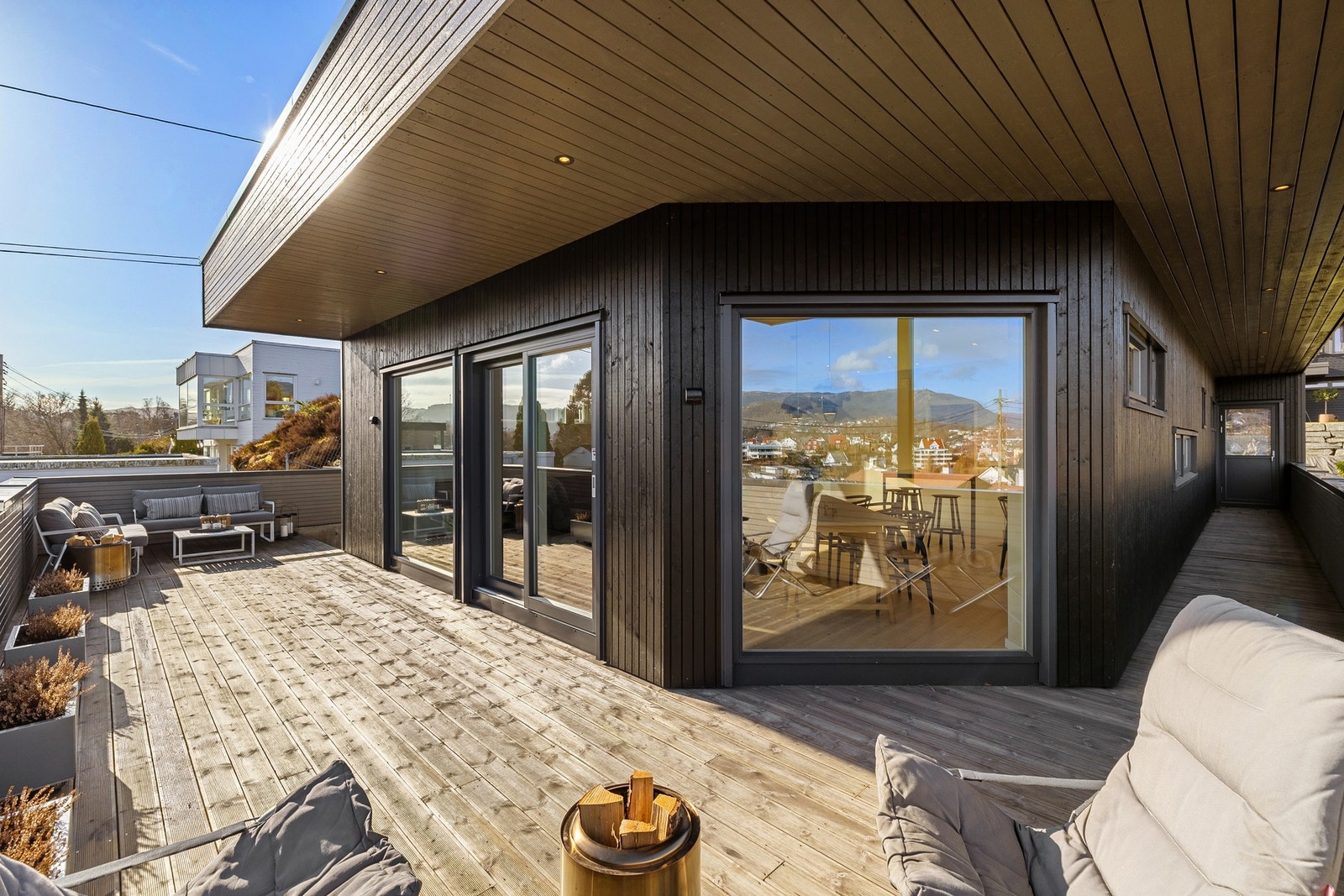 Boligen har en stor terrasse som går rundt huset og måles til hele 124 kvm. Galleribilde