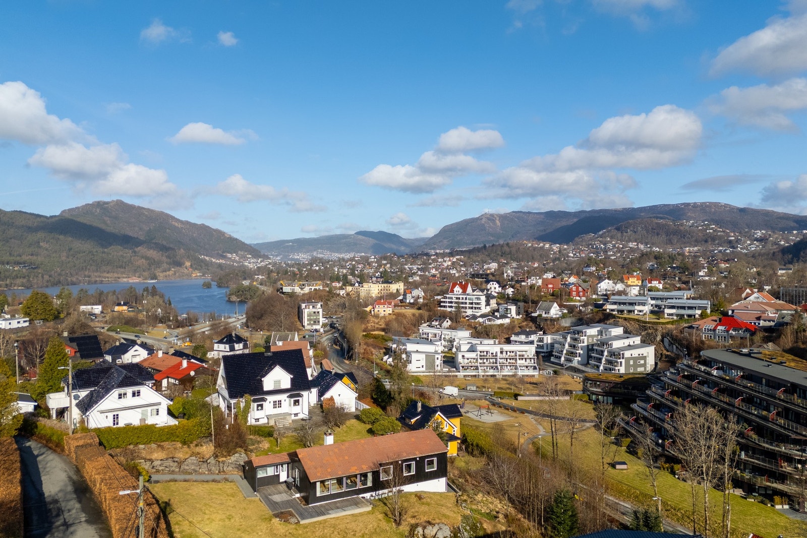 Boligen tilhører skolekretsen Paradis barneskole, og Hop ungdomsskole. Galleribilde