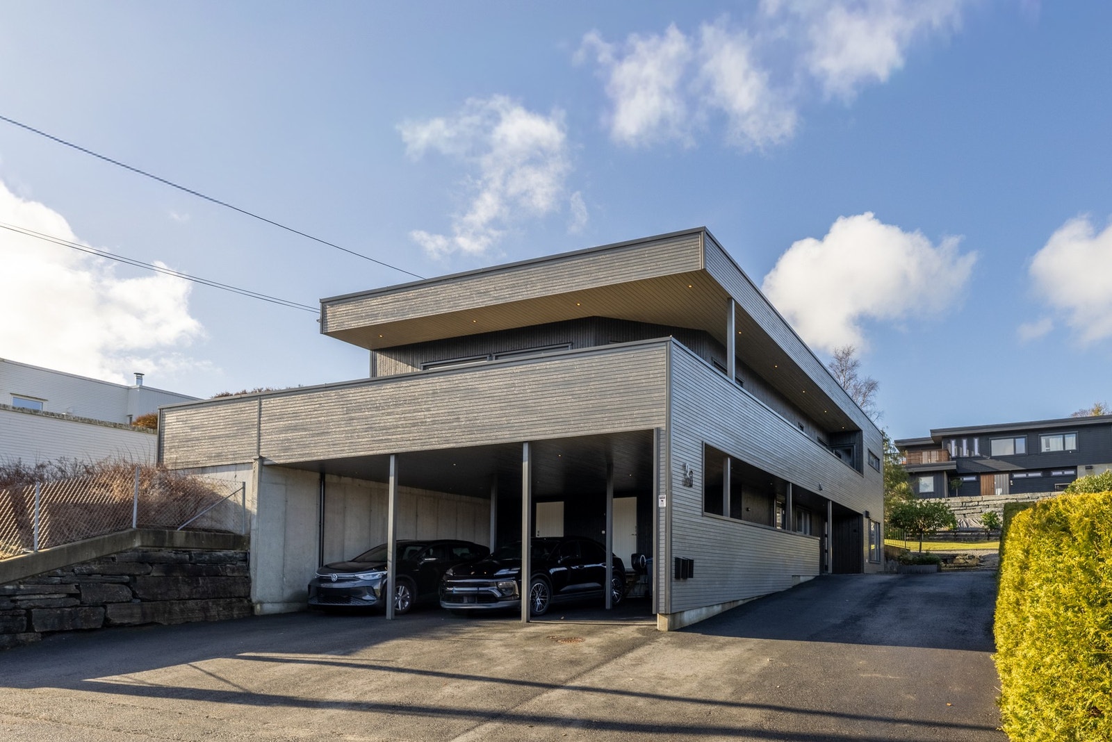 Det er også god plass til parkeringsplass ellers på tomten. Galleribilde