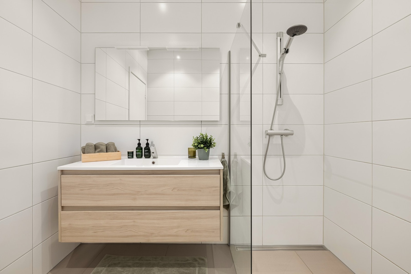 Dette badet er også helfliset med innfelte downlights i himling, og underliggende varmekabler. Galleribilde