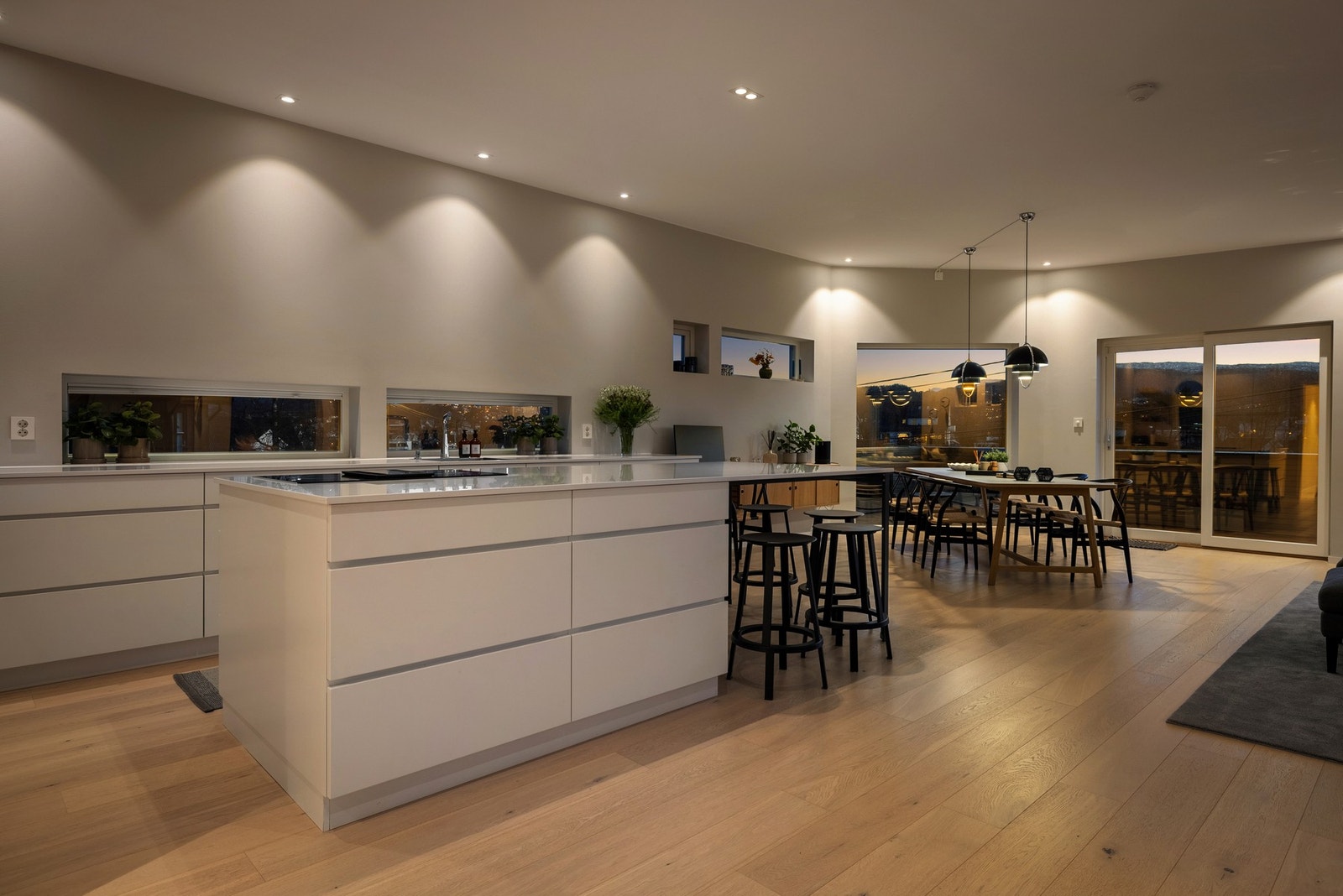 Den store kjøkkenøyen har både oppbevaring, arbeidsplass og sitteplasser, noe som gjør det enkelt å være sosial under kokkeleringen av måltider. Galleribilde