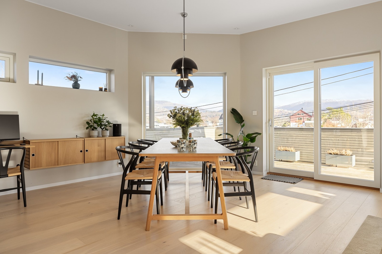 Det er god plass til den favoriserte sofakroken og et spisebord av god størrelse. Galleribilde