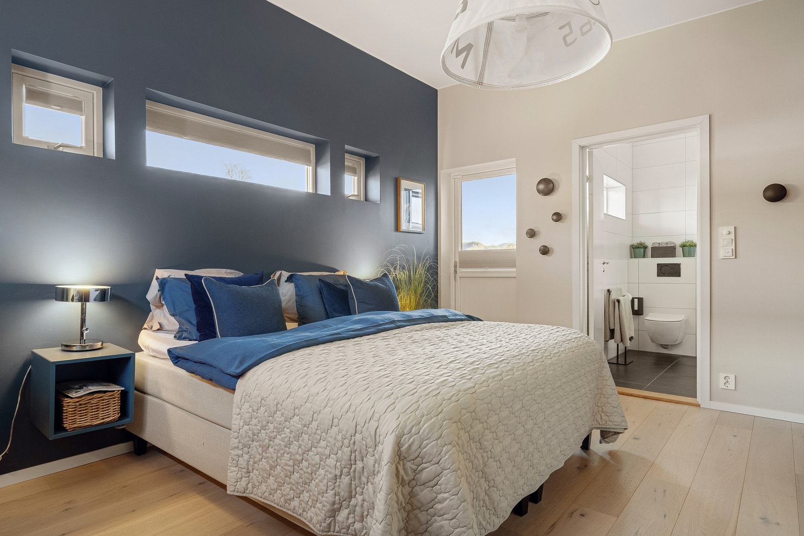 Det er også godt med oppbevaringsplass i flere garderober. Galleribilde