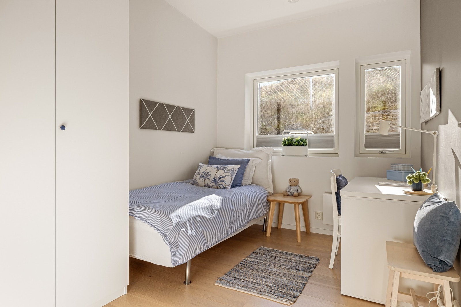 Boligen har tre andre soverom i etasjen hvor alle er av god størrelse. Galleribilde