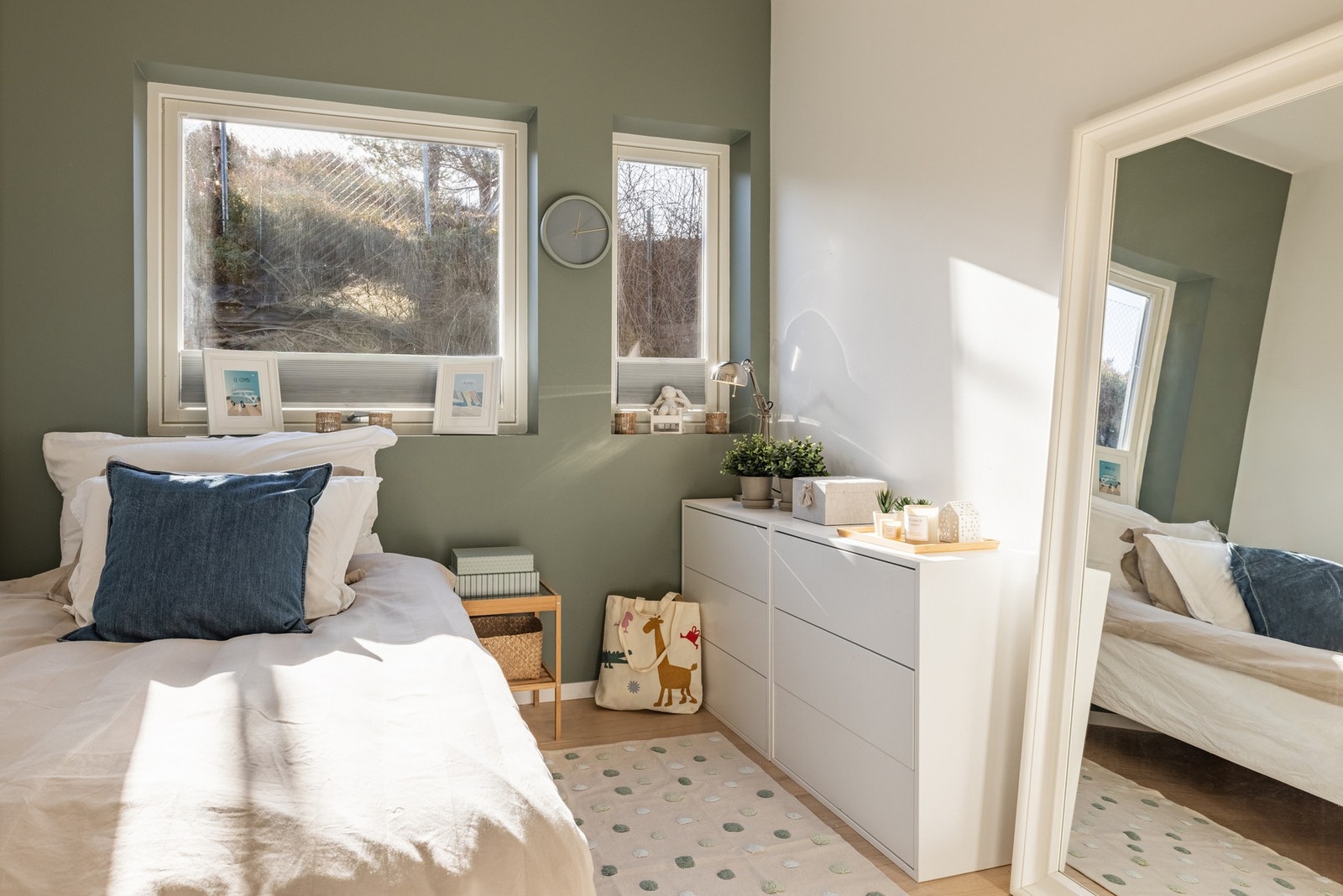 De er omtrent like store og har plass til seng, nattbord og garderobeskap for oppbevaring. Galleribilde