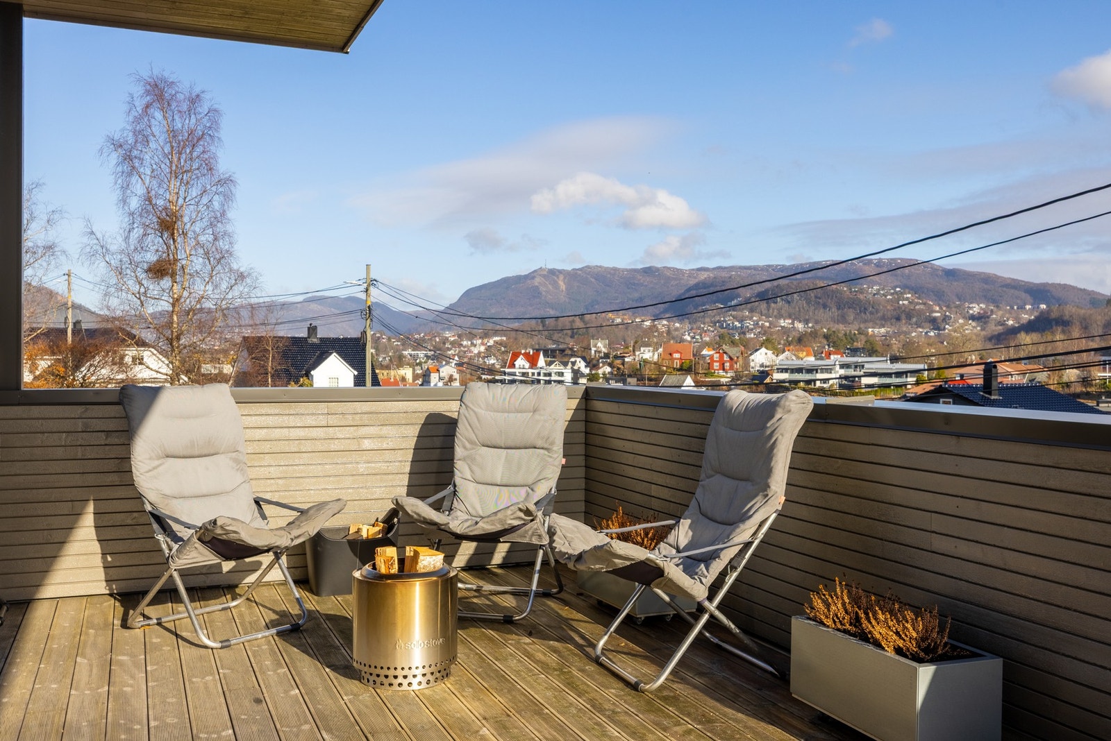 Terrassen og eiendommen har svært gode solforhold fra tidlig på morgen til ca. kl. 21:30 på kvelden ifølge selger. Galleribilde