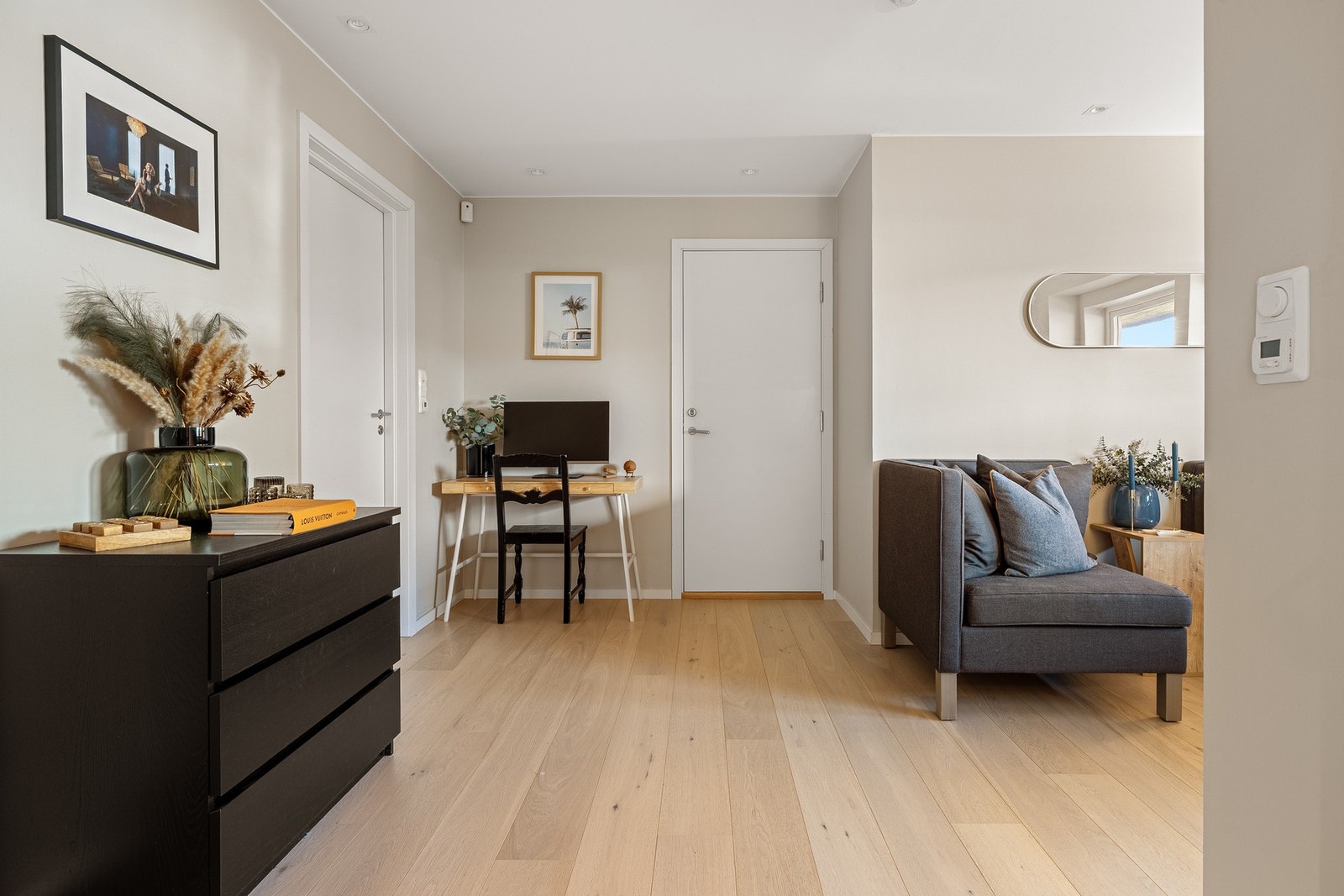 Om man ønsker å benytte det som lekerom eller ekstra stue er det av god størrelse med plass til det en måtte ønske av innredning. Selger har også tidligere delt rommet inn i ekstra soverom og TV-stue. Galleribilde