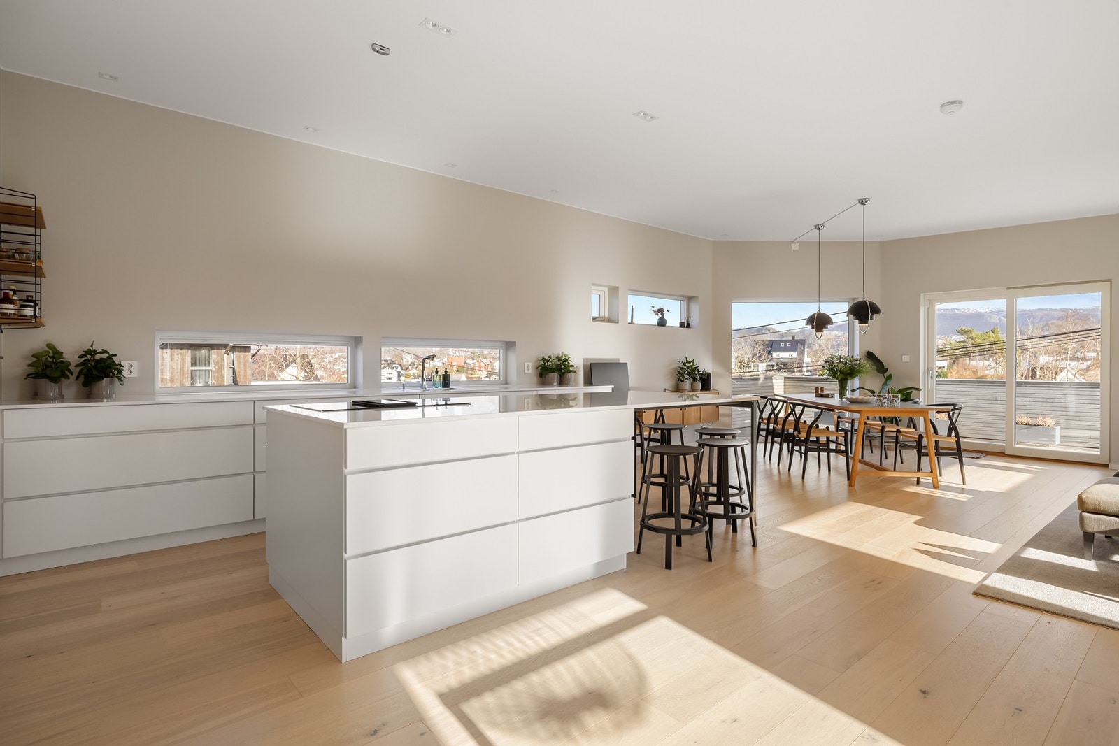 Det er utstyrt med følgende integrerte hvitevarer fra Simens: Stekeovn, platetopp med innebygd ventilator, mikrobølgeovn, oppvaskmaskin og kjøleskap. Galleribilde