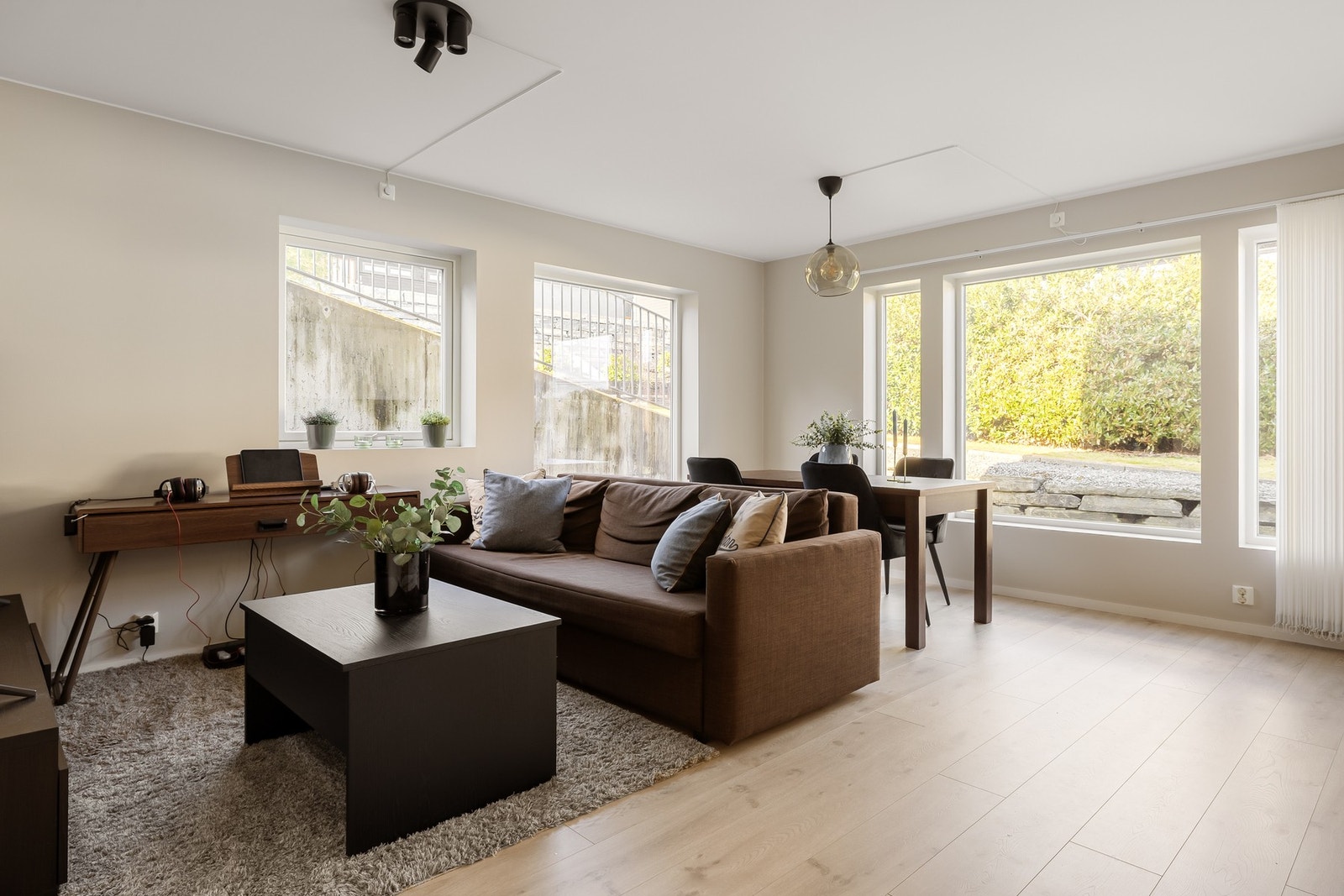 Stue- og kjøkkenløsningen er av god størrelse med plass til både sofakrok og spisegruppe. Galleribilde