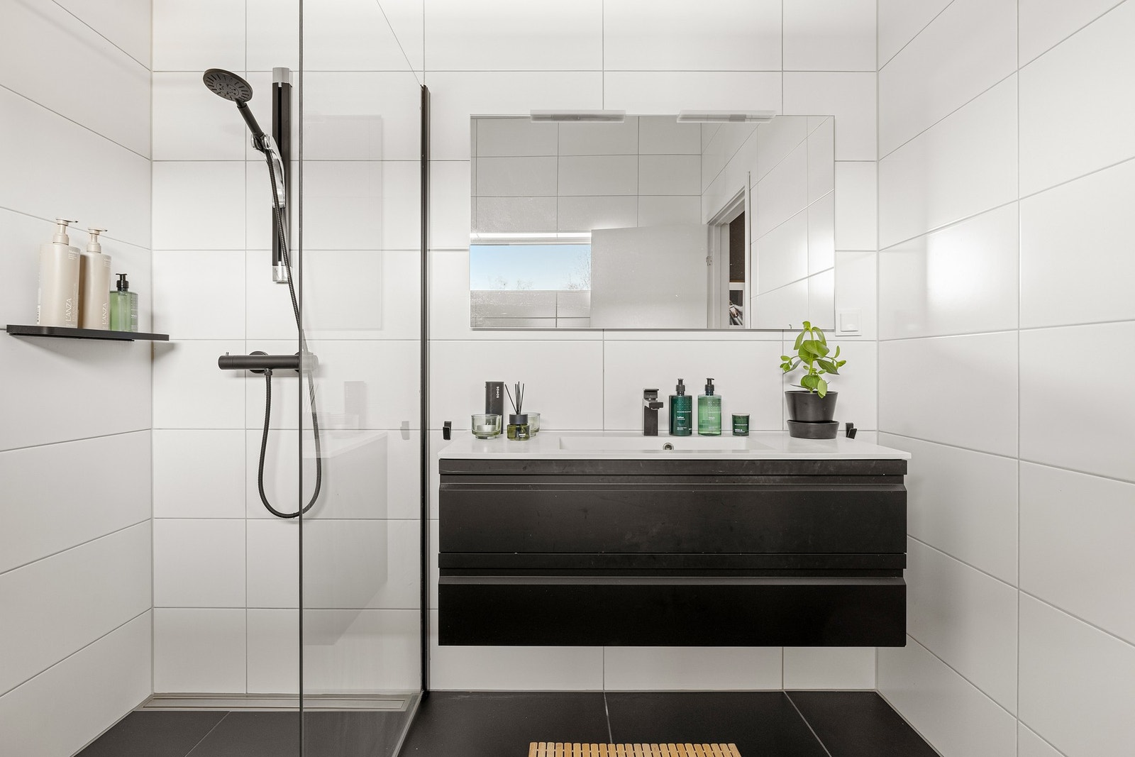 Et moderne bad med lekre, sorte detaljer! Galleribilde